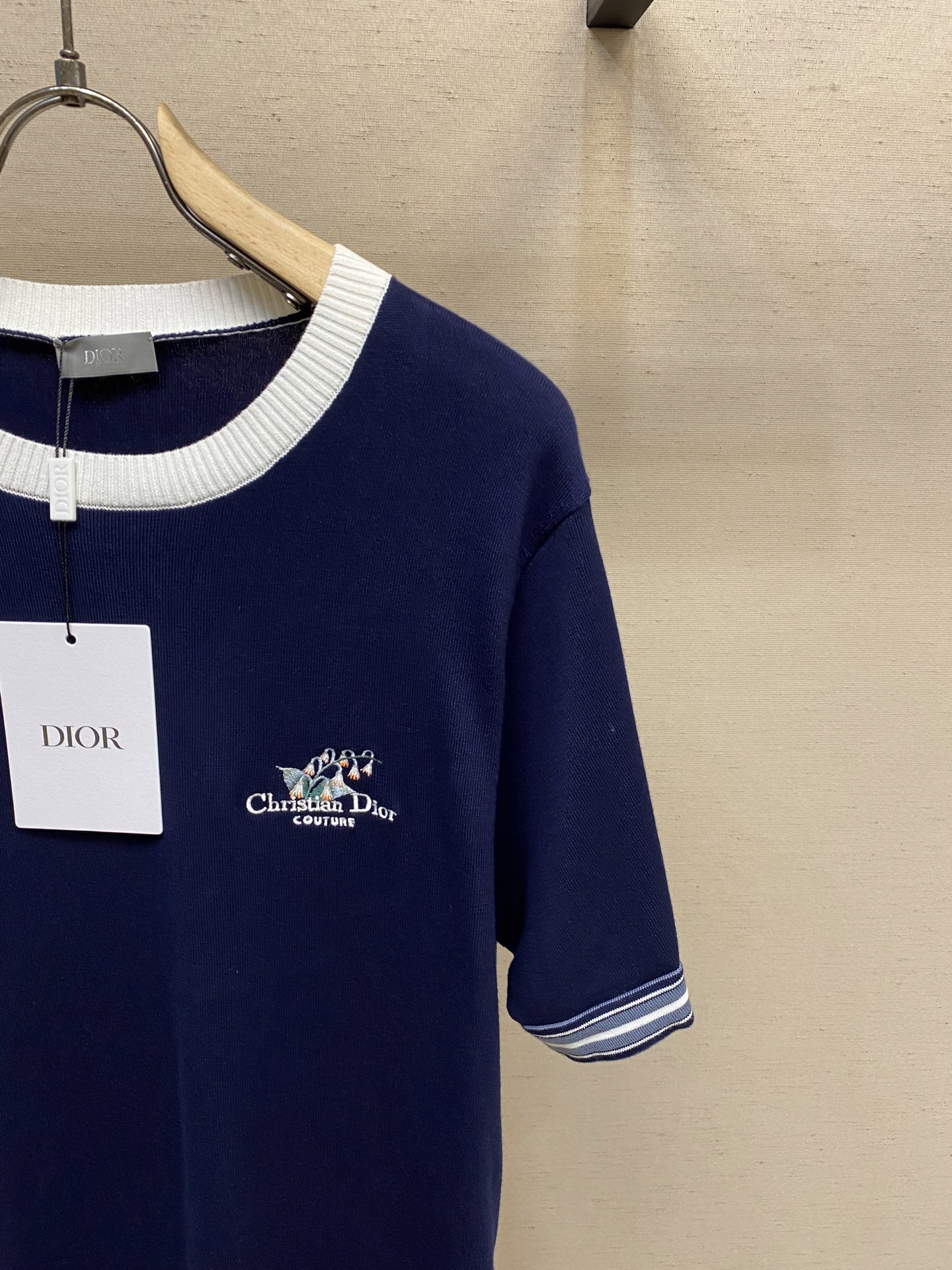 🌟🌟Dior，25SS撞色圆领铃兰花刺绣棉质短袖
正品10539购入，40支双股精梳棉纱，采用进口织机S