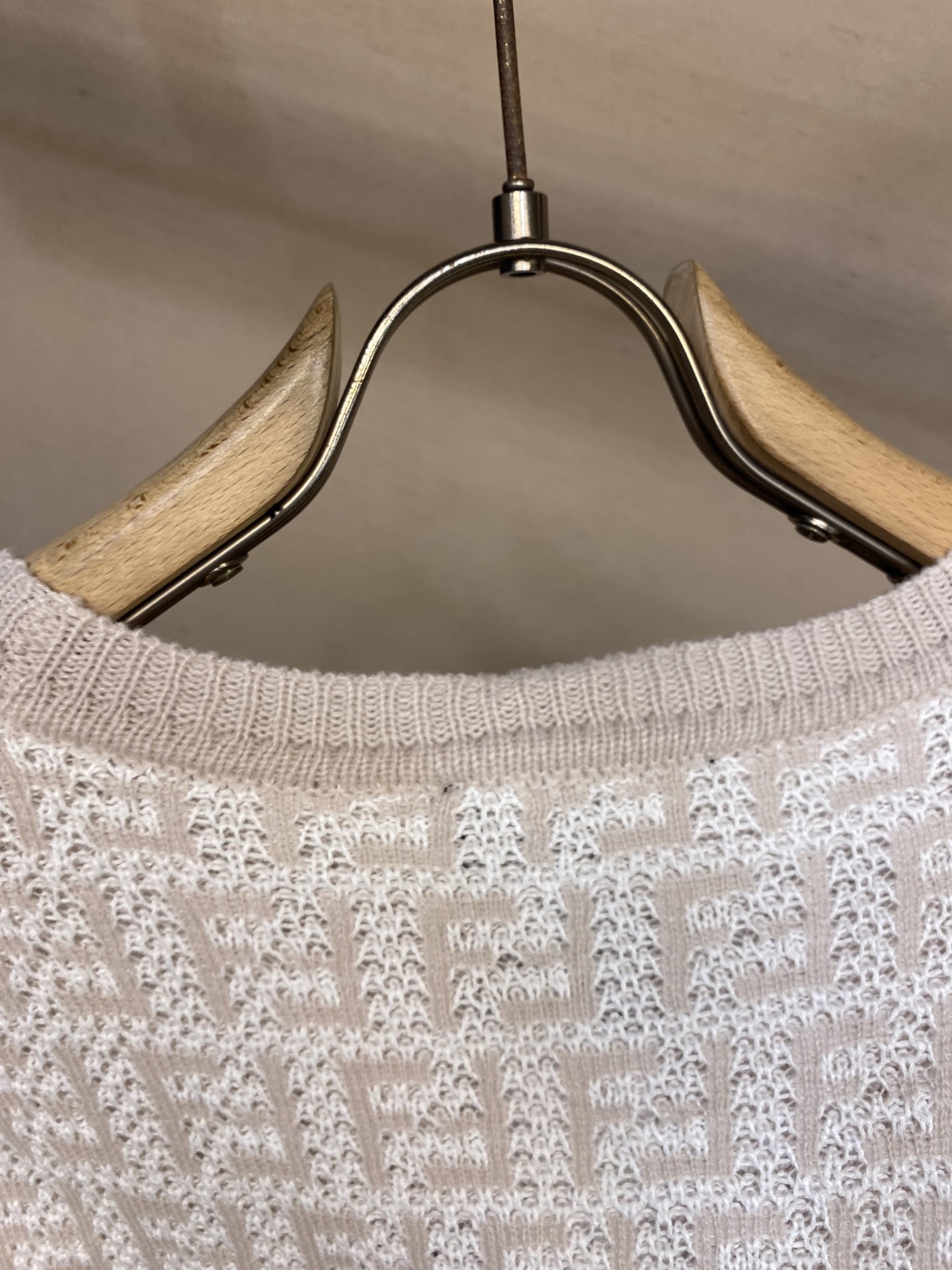 🌟🌟 Fendi，纯色圆领套头羊毛毛衣，正品3939购入
定染绵羊毛混纺，采用进口织机（7针），毛料提花