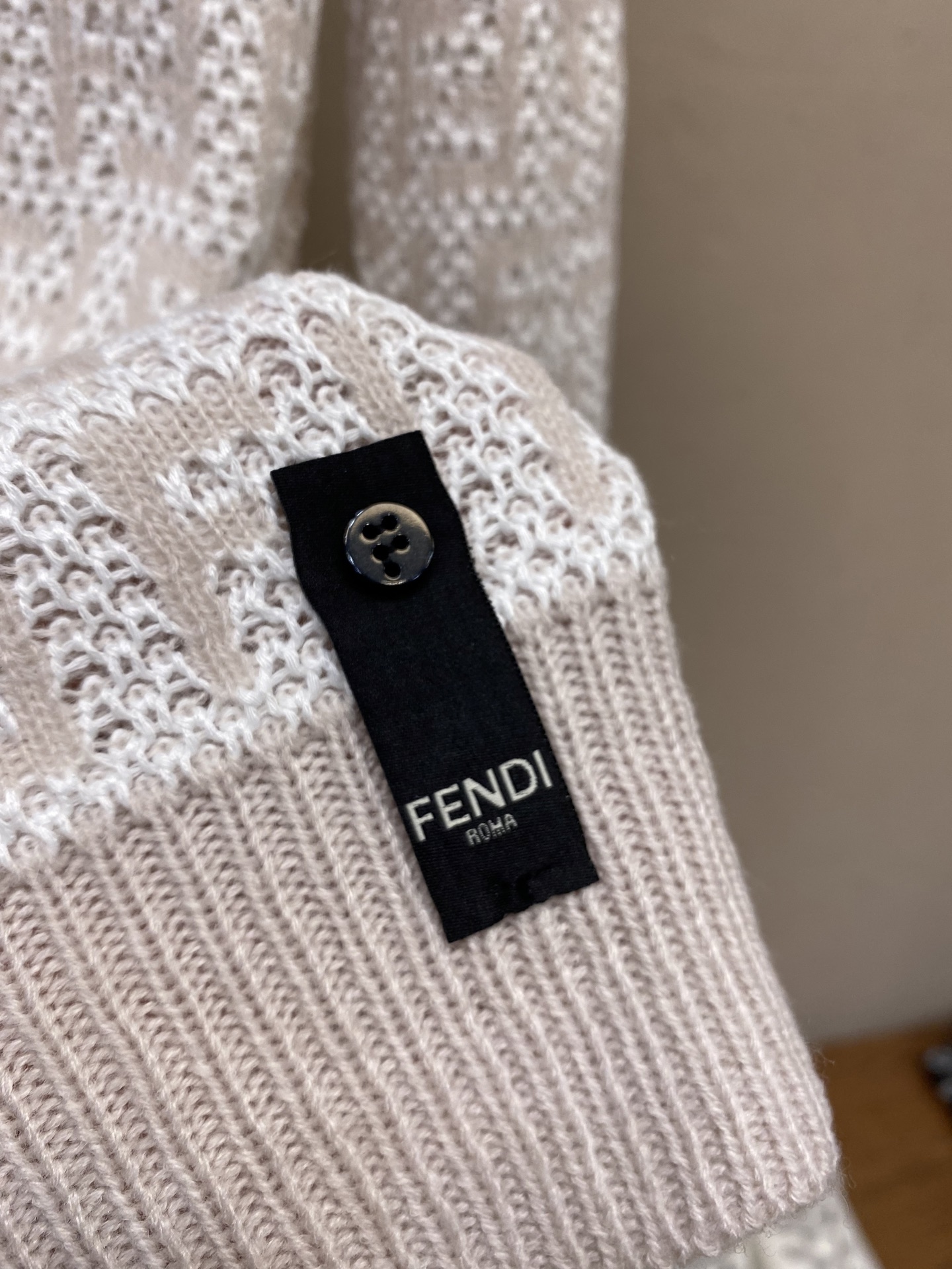 🌟🌟 Fendi，纯色圆领套头羊毛毛衣，正品3939购入
定染绵羊毛混纺，采用进口织机（7针），毛料提花