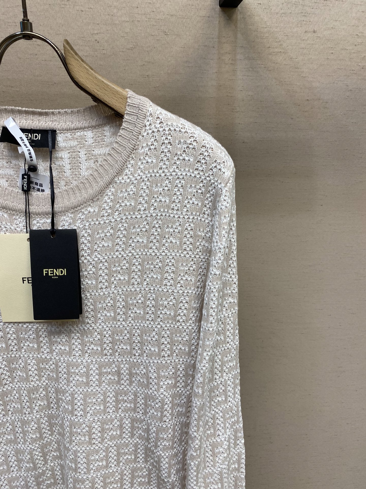 🌟🌟 Fendi，纯色圆领套头羊毛毛衣，正品3939购入
定染绵羊毛混纺，采用进口织机（7针），毛料提花