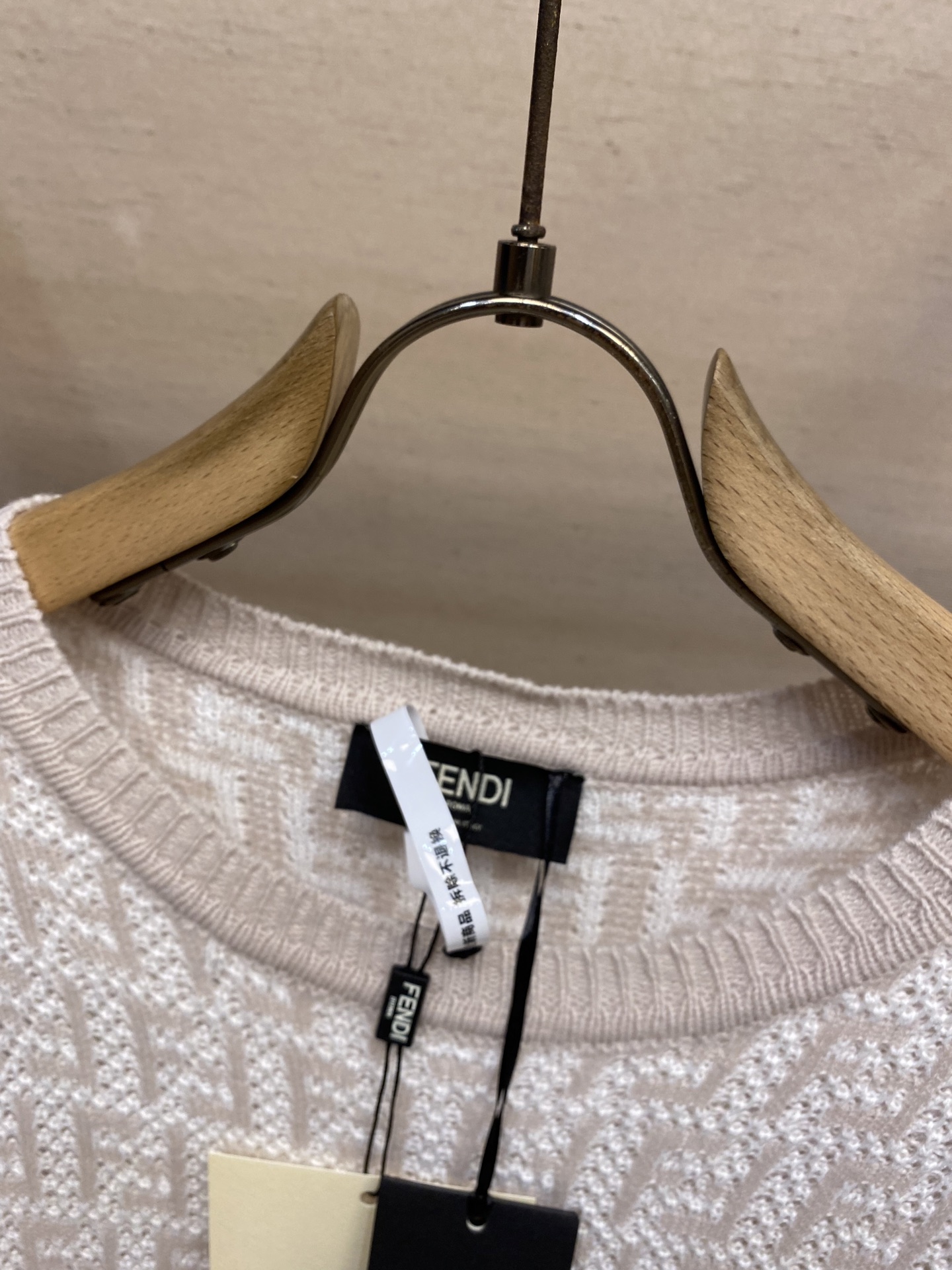 🌟🌟 Fendi，纯色圆领套头羊毛毛衣，正品3939购入
定染绵羊毛混纺，采用进口织机（7针），毛料提花