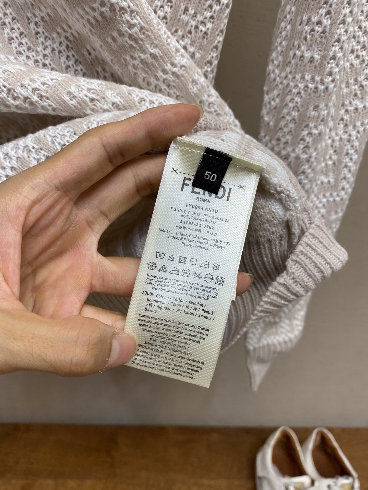 🌟🌟 Fendi，纯色圆领套头羊毛毛衣，正品3939购入
定染绵羊毛混纺，采用进口织机（7针），毛料提花