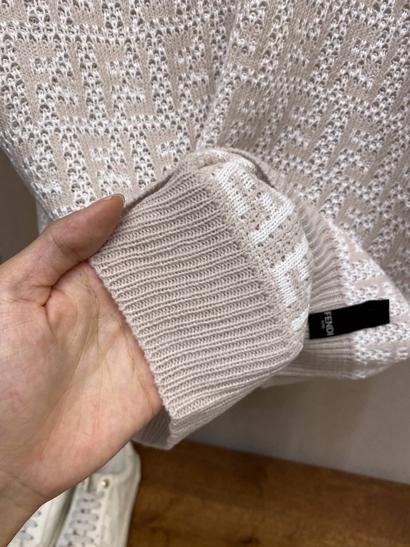 🌟🌟 Fendi，纯色圆领套头羊毛毛衣，正品3939购入
定染绵羊毛混纺，采用进口织机（7针），毛料提花
