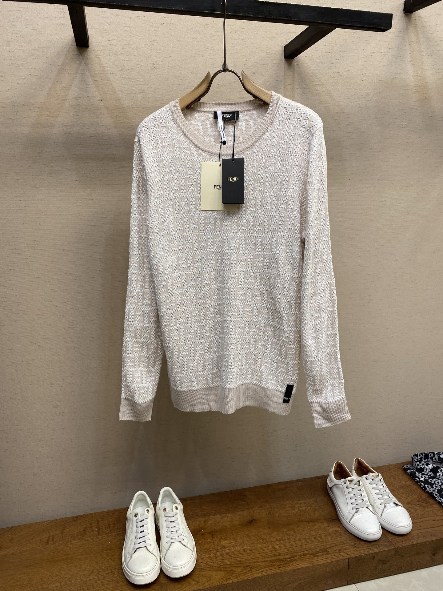 🌟🌟 Fendi，纯色圆领套头羊毛毛衣，正品3939购入
定染绵羊毛混纺，采用进口织机（7针），毛料提花