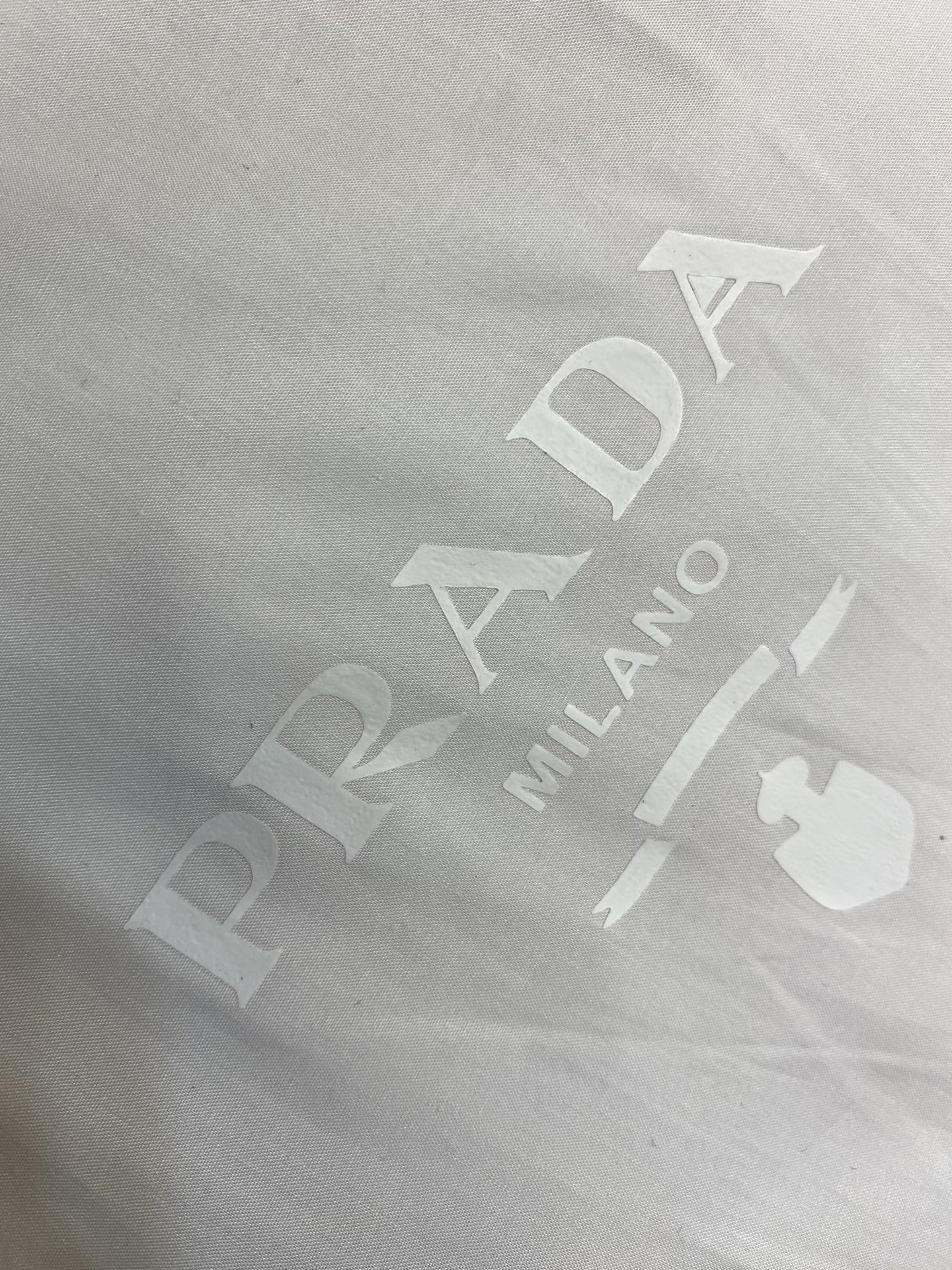 🌟🌟Prada，硅胶尼龙烫图衬衫



面料：采用100支天丝A100面料，该款面料采用定织面料，上身效