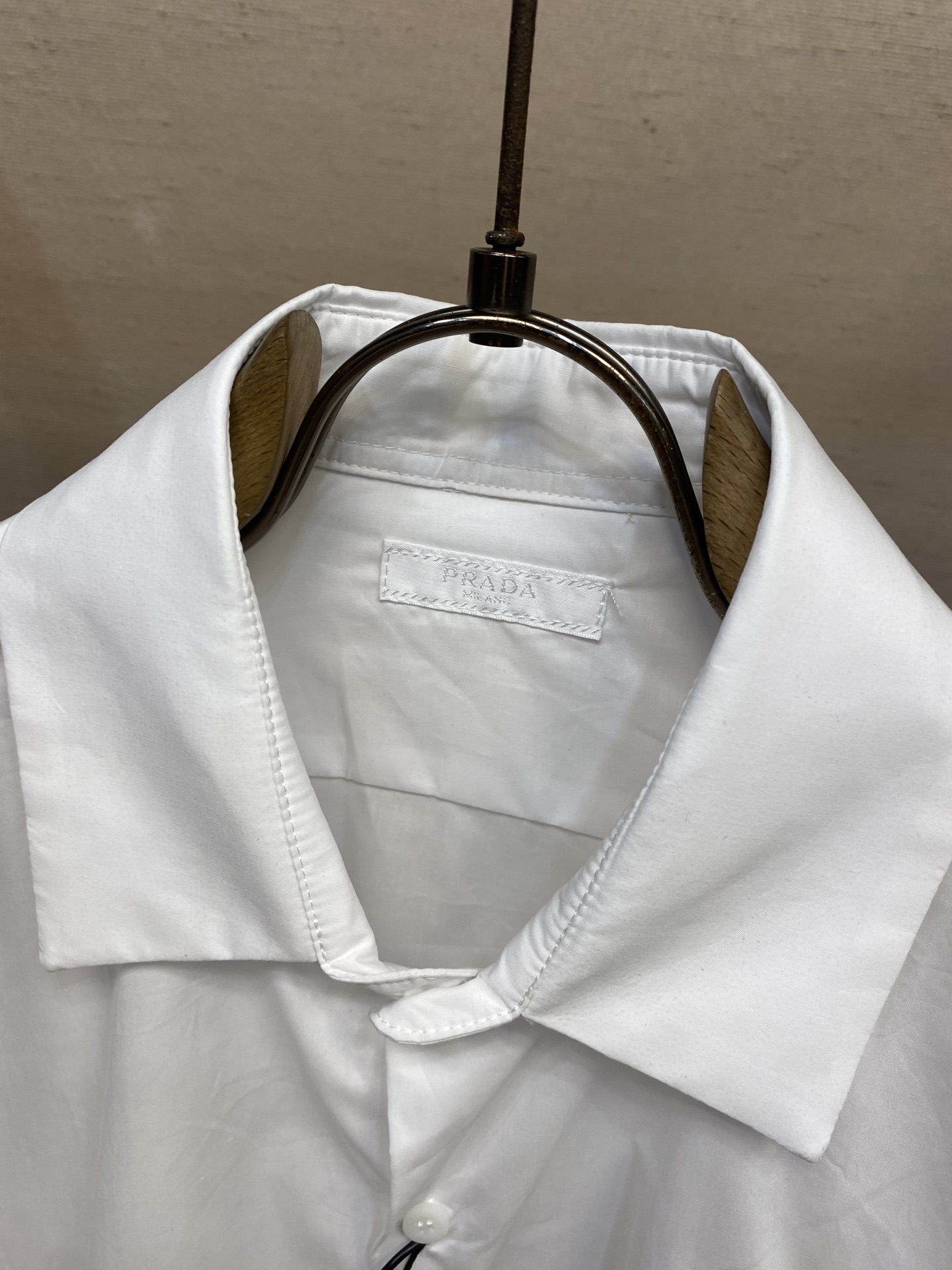 🌟🌟Prada，硅胶尼龙烫图衬衫



面料：采用100支天丝A100面料，该款面料采用定织面料，上身效