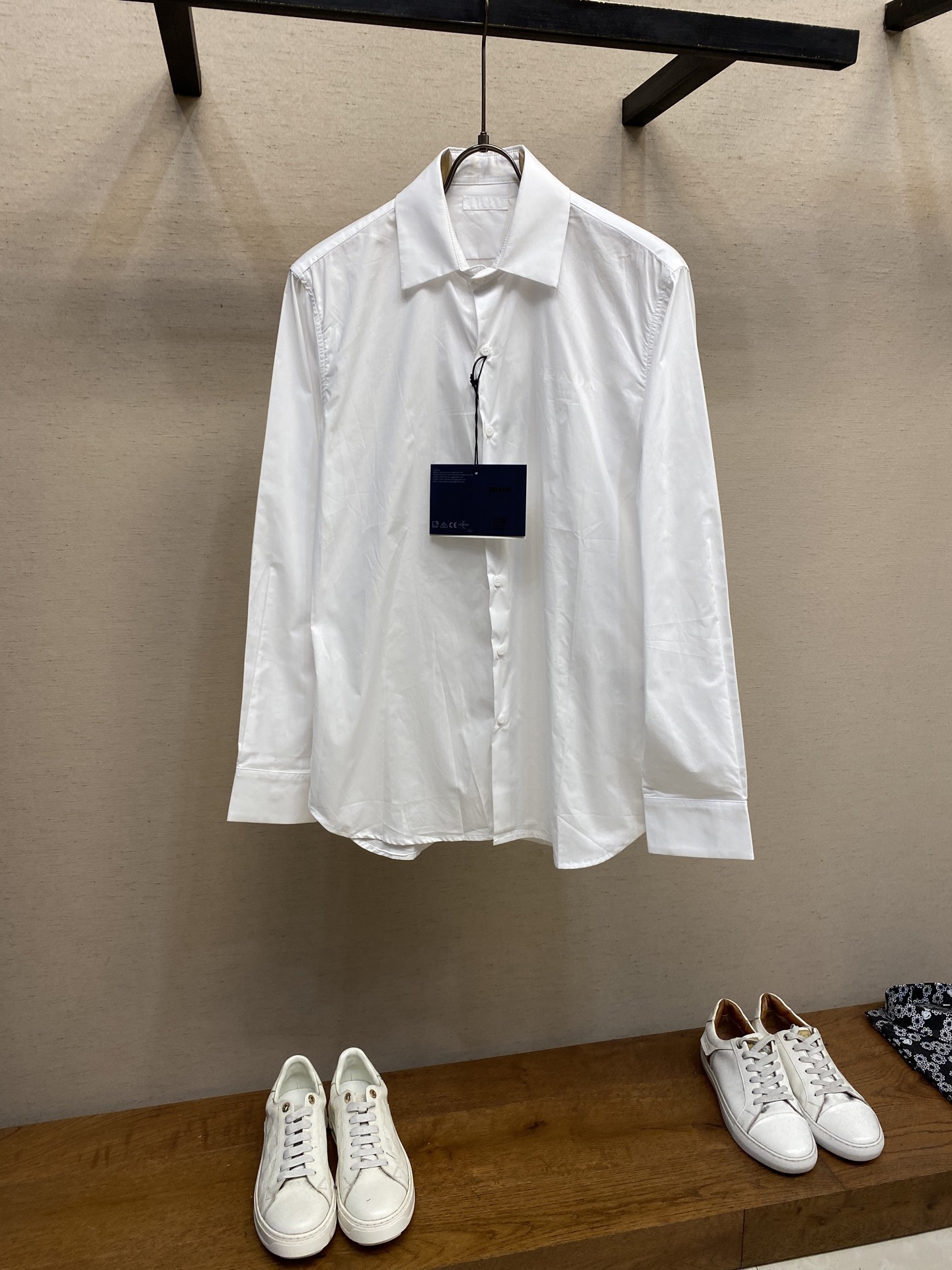 🌟🌟Prada，硅胶尼龙烫图衬衫



面料：采用100支天丝A100面料，该款面料采用定织面料，上身效