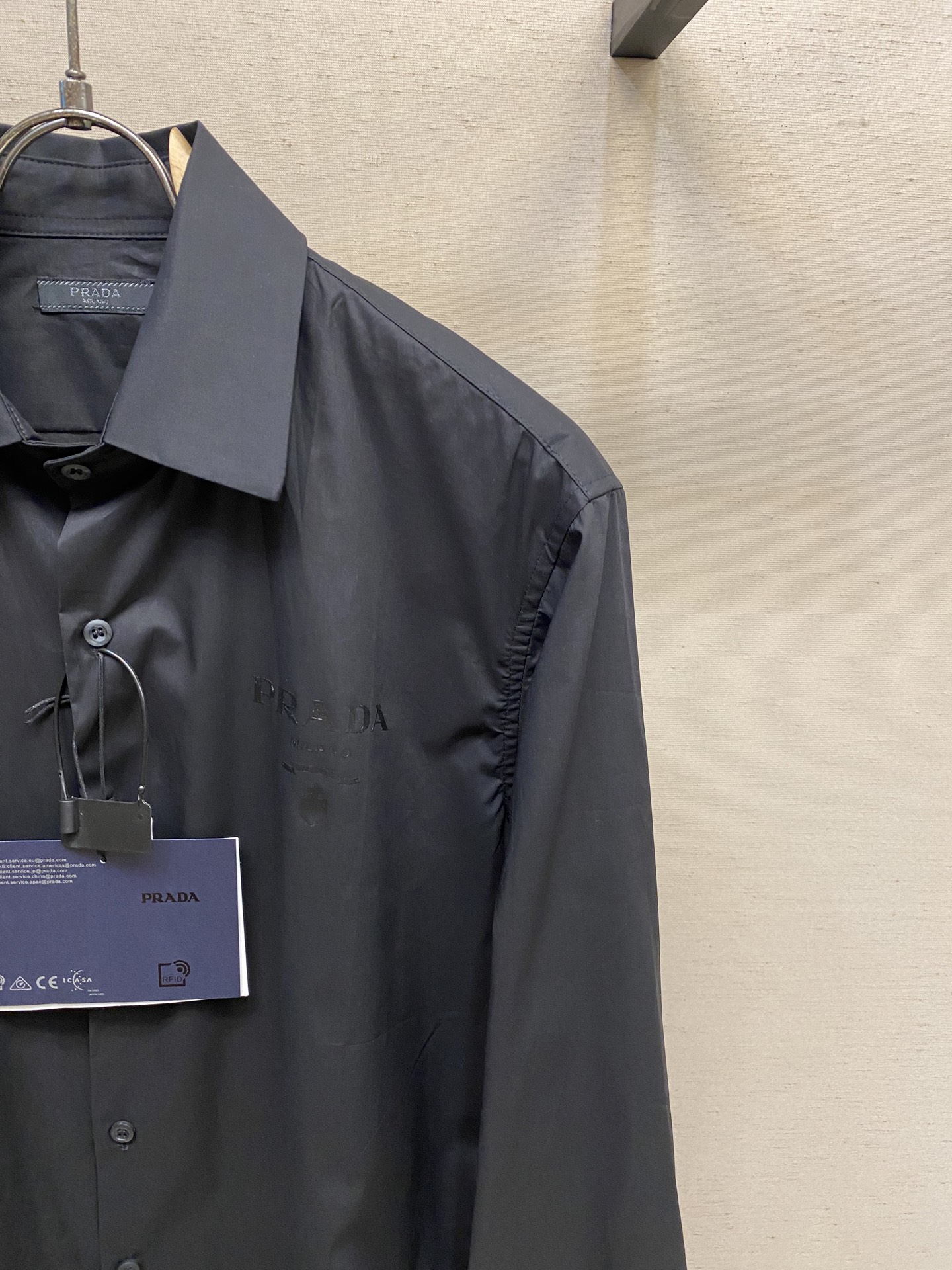 🌟🌟Prada，硅胶尼龙烫图衬衫



面料：采用100支天丝A100面料，该款面料采用定织面料，上身效