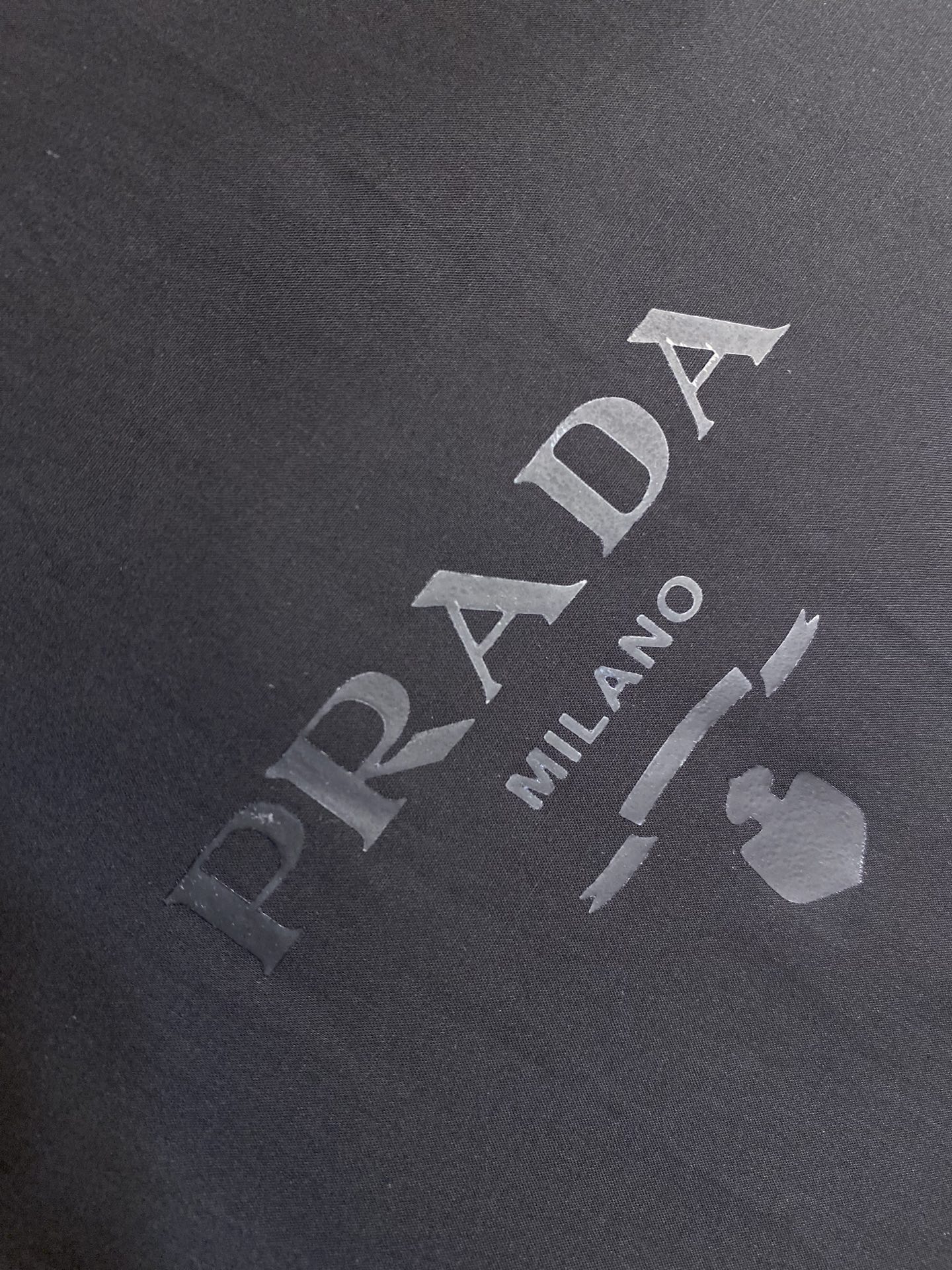 🌟🌟Prada，硅胶尼龙烫图衬衫



面料：采用100支天丝A100面料，该款面料采用定织面料，上身效