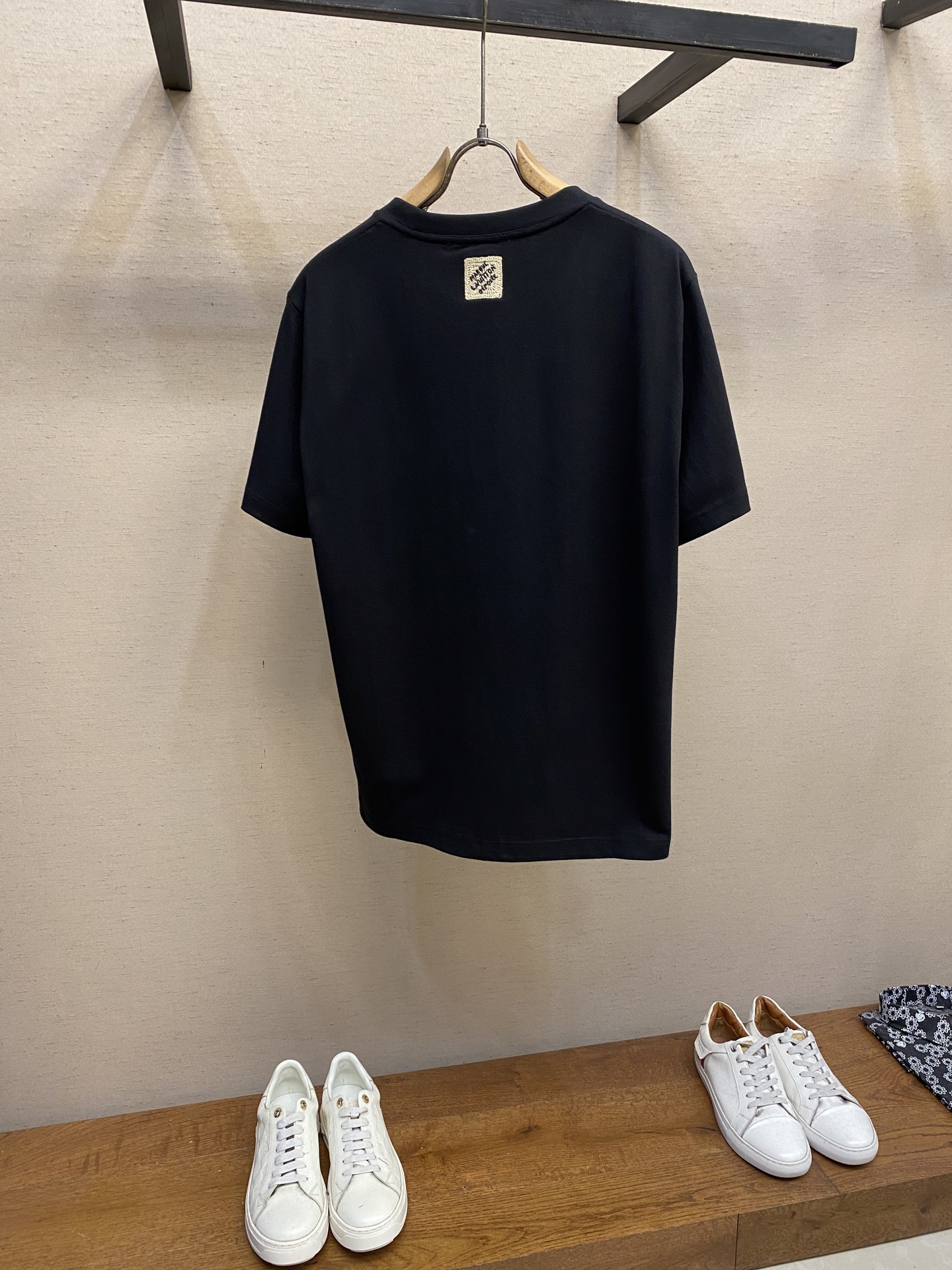 🌟🌟 1V【复刻】路*家本款 T 恤取材柔软透气棉质，再以棉麻融入品牌刺绣、后背同款拉菲草小方标为休闲造