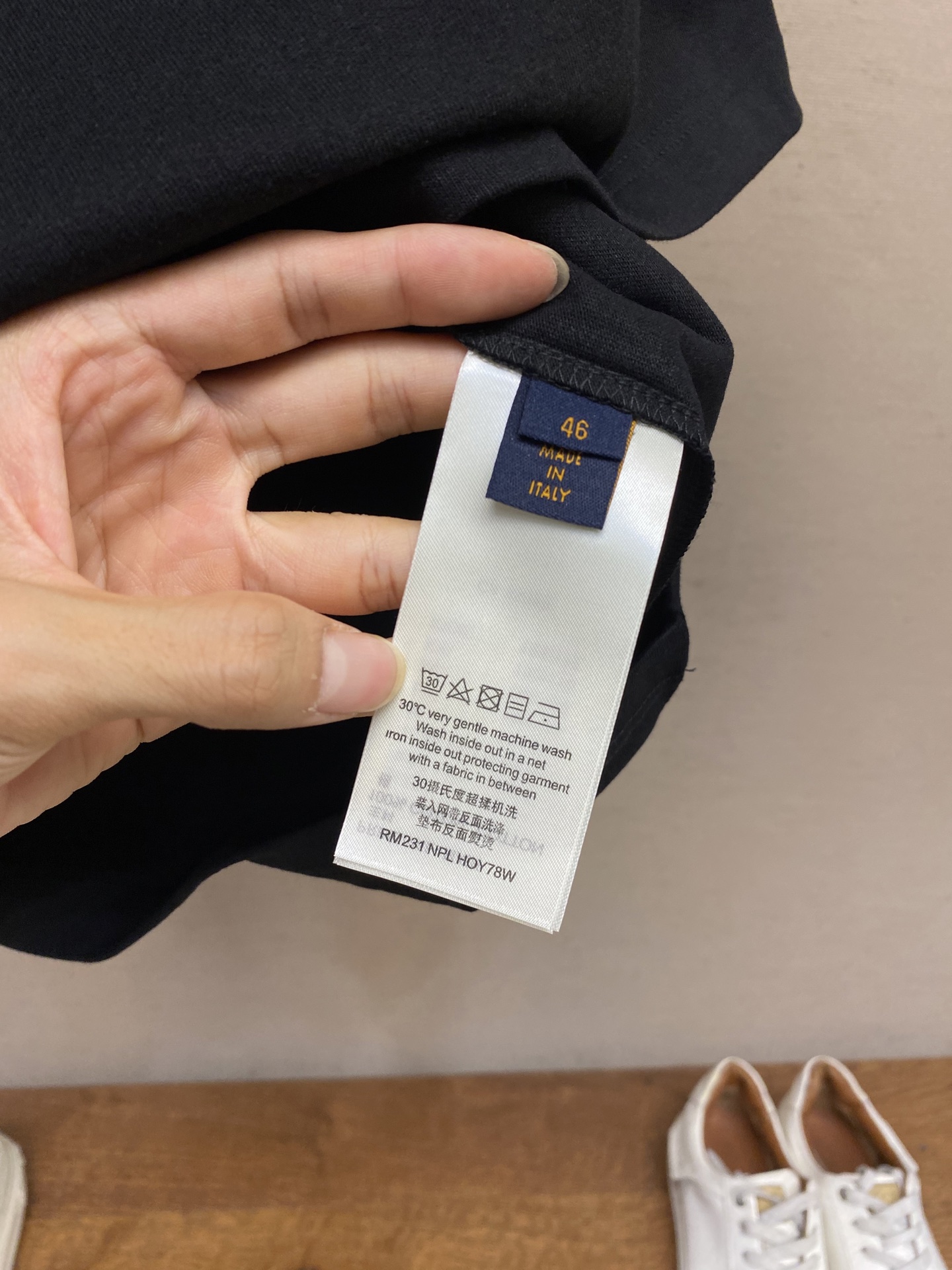 🌟🌟 1V【复刻】路*家本款 T 恤取材柔软透气棉质，再以棉麻融入品牌刺绣、后背同款拉菲草小方标为休闲造
