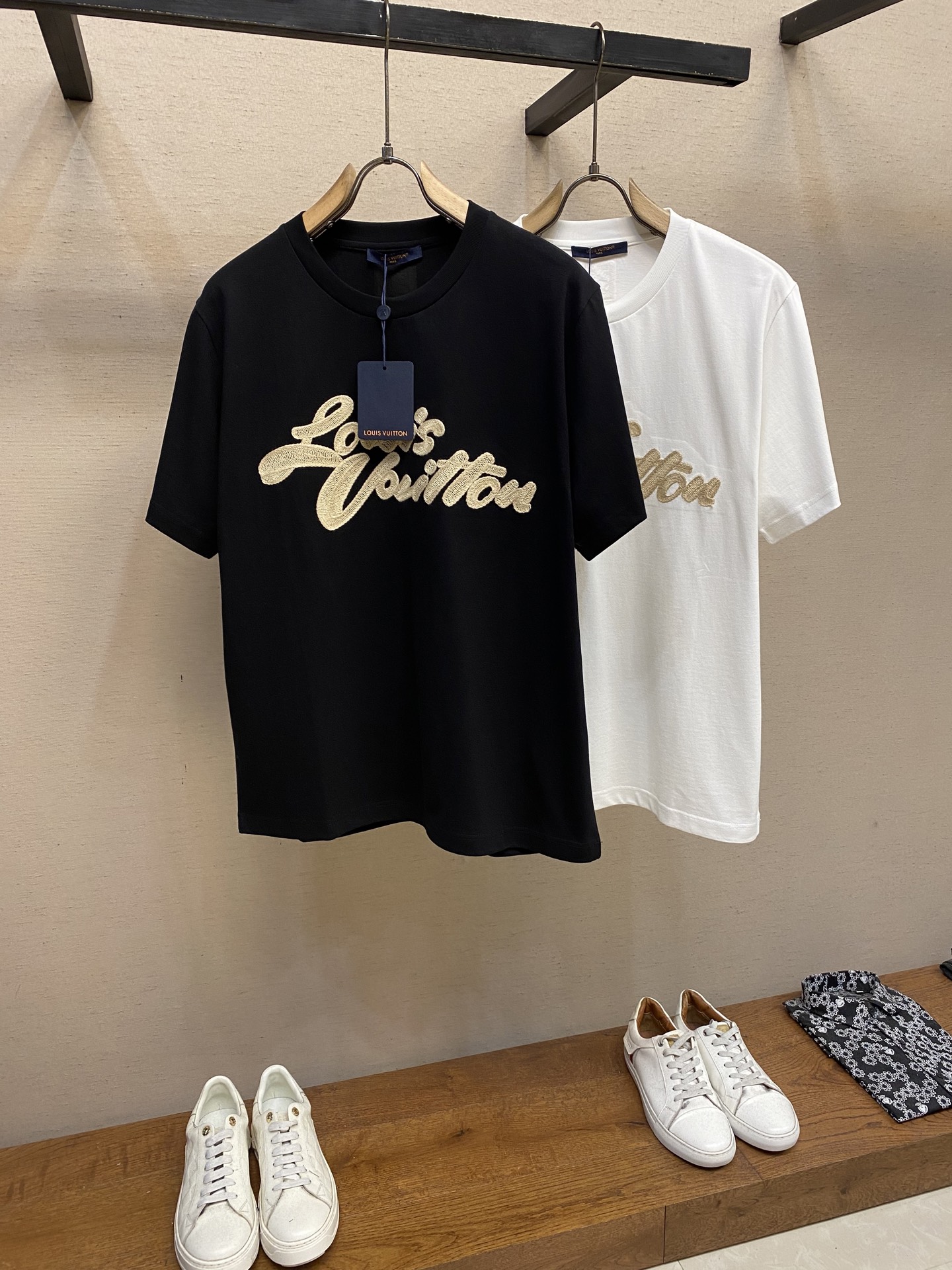 🌟🌟 1V【复刻】路*家本款 T 恤取材柔软透气棉质，再以棉麻融入品牌刺绣、后背同款拉菲草小方标为休闲造