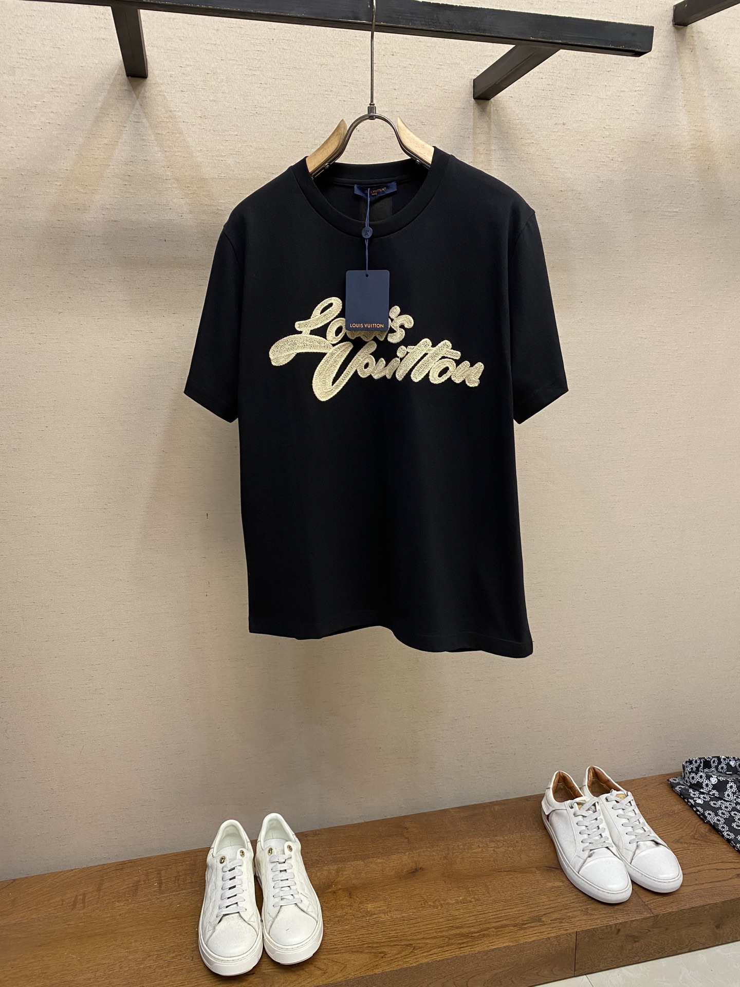 🌟🌟 1V【复刻】路*家本款 T 恤取材柔软透气棉质，再以棉麻融入品牌刺绣、后背同款拉菲草小方标为休闲造