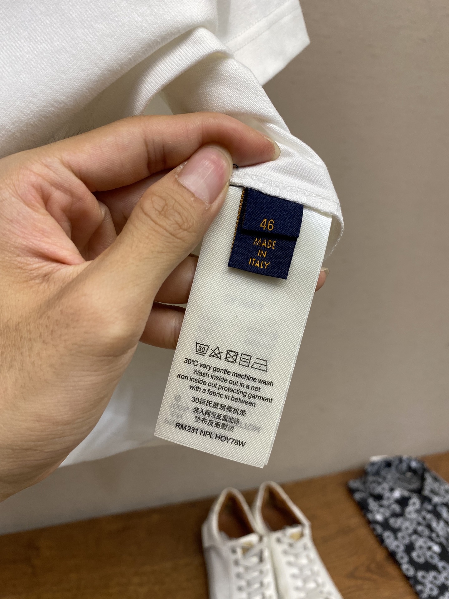 🌟🌟 1V【复刻】路*家本款 T 恤取材柔软透气棉质，再以棉麻融入品牌刺绣、后背同款拉菲草小方标为休闲造