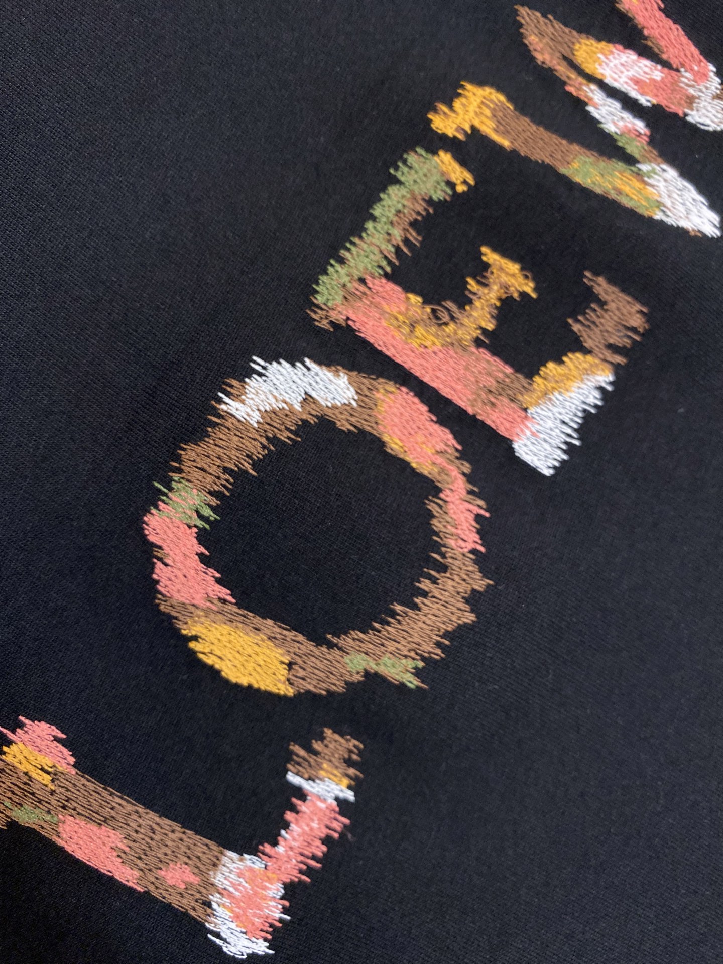 🌟🌟Loewe， 2025FW 轻盈棉质 T 恤，正面饰有混纺纱线 L*EWE 刺绣。轻盈棉质平纹针织 
