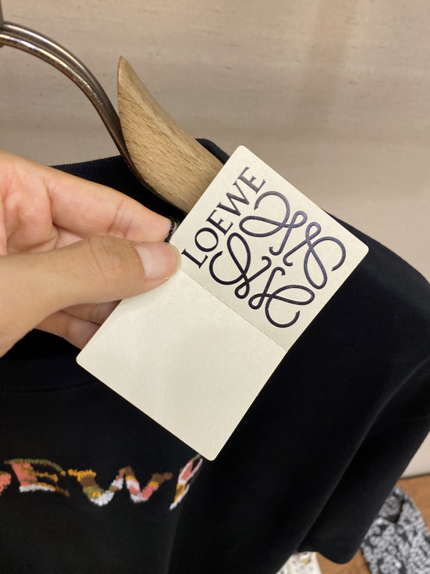 🌟🌟Loewe， 2025FW 轻盈棉质 T 恤，正面饰有混纺纱线 L*EWE 刺绣。轻盈棉质平纹针织 