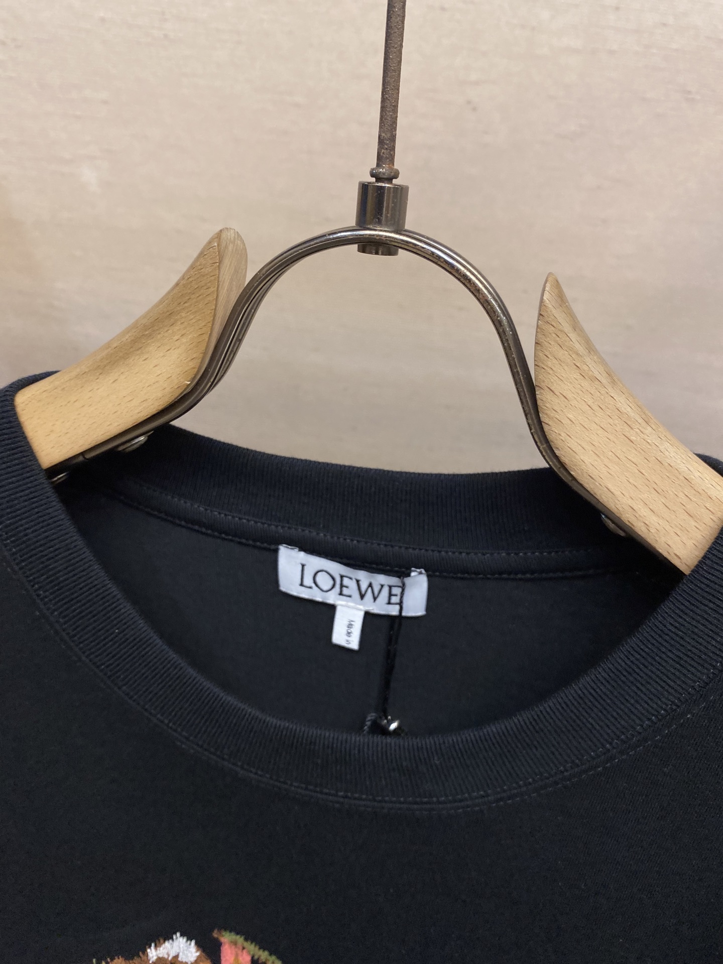 🌟🌟Loewe， 2025FW 轻盈棉质 T 恤，正面饰有混纺纱线 L*EWE 刺绣。轻盈棉质平纹针织 
