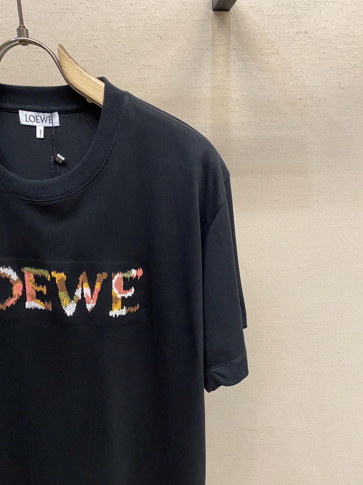 🌟🌟Loewe， 2025FW 轻盈棉质 T 恤，正面饰有混纺纱线 L*EWE 刺绣。轻盈棉质平纹针织 