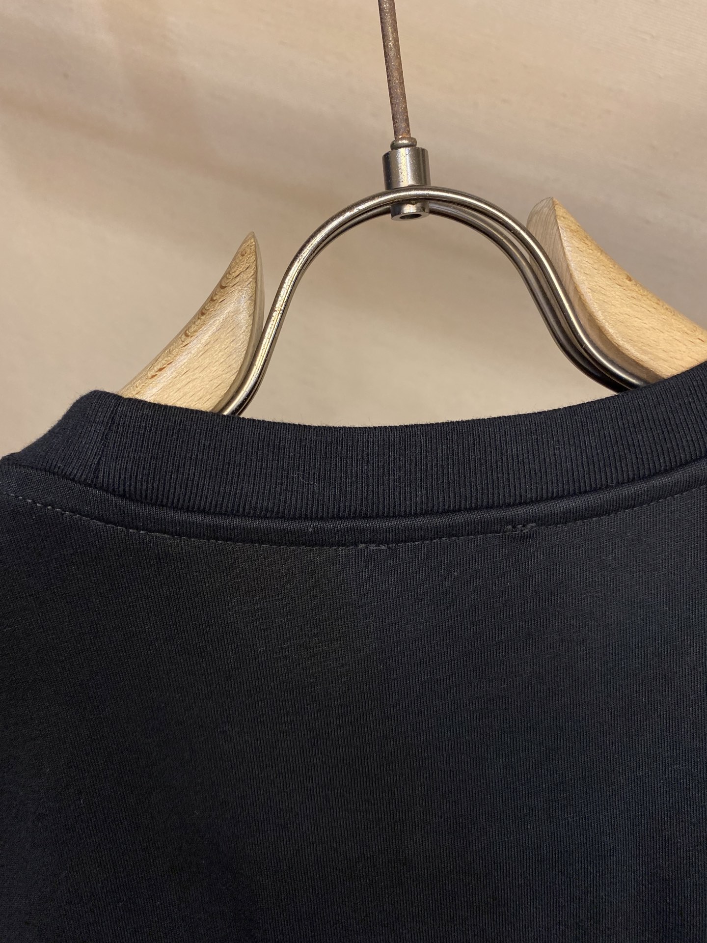 🌟🌟Loewe， 2025FW 轻盈棉质 T 恤，正面饰有混纺纱线 L*EWE 刺绣。轻盈棉质平纹针织 