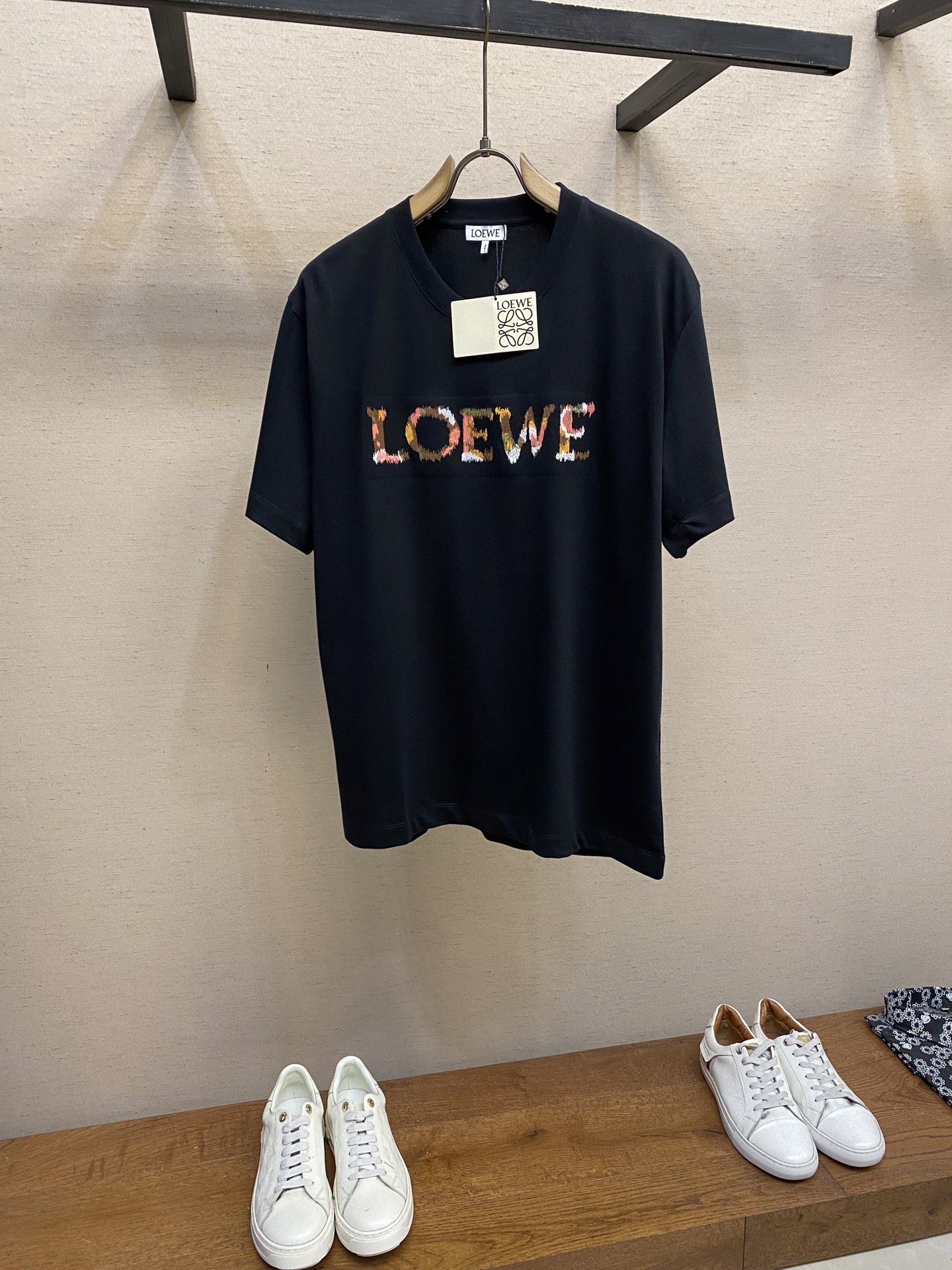 🌟🌟Loewe， 2025FW 轻盈棉质 T 恤，正面饰有混纺纱线 L*EWE 刺绣。轻盈棉质平纹针织 