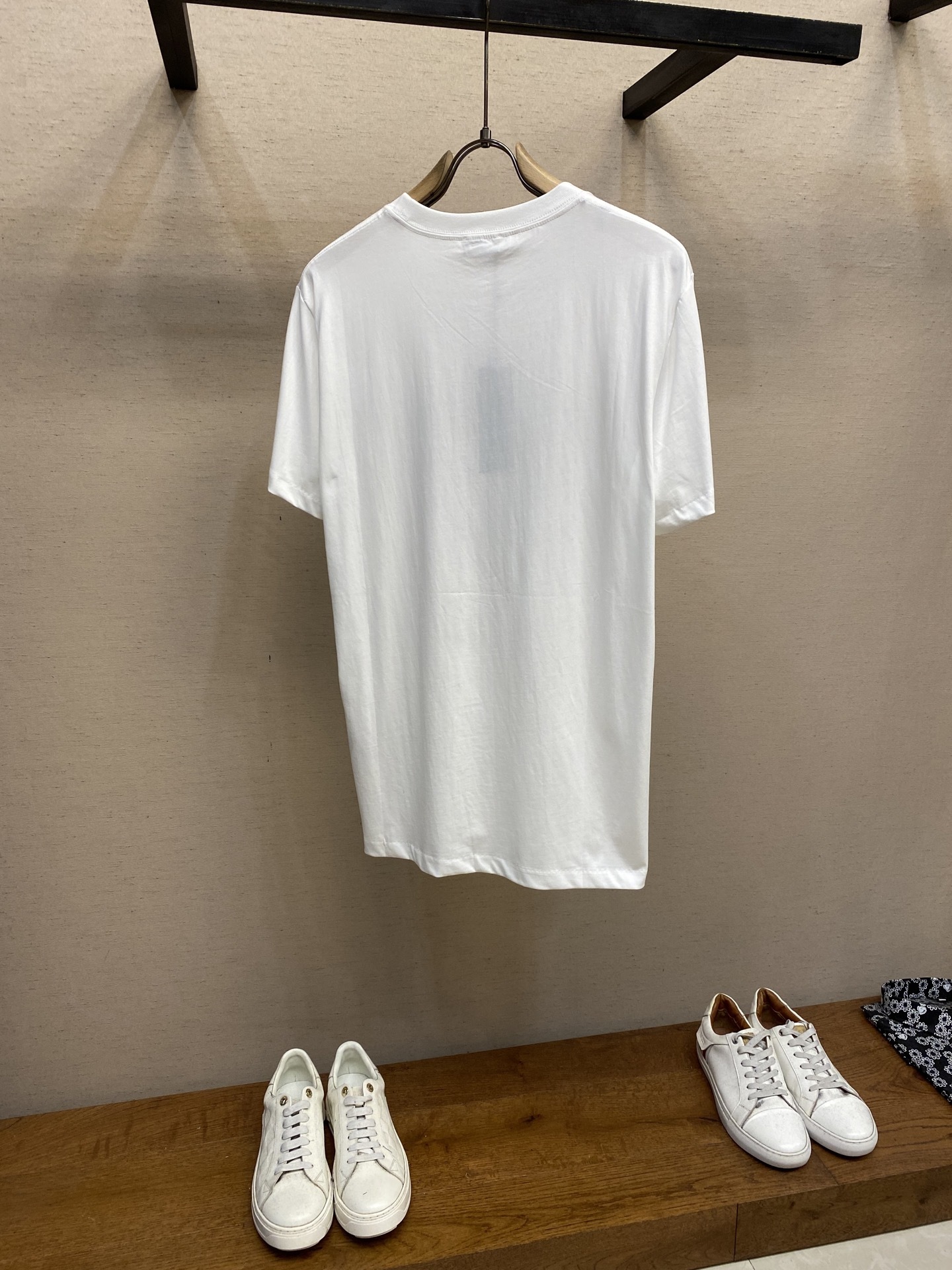 🌟🌟Dior,百叶窗印花圆领短袖
⚠️原,500购买;棉质平纹针织面料、Héritage 印花图案、标