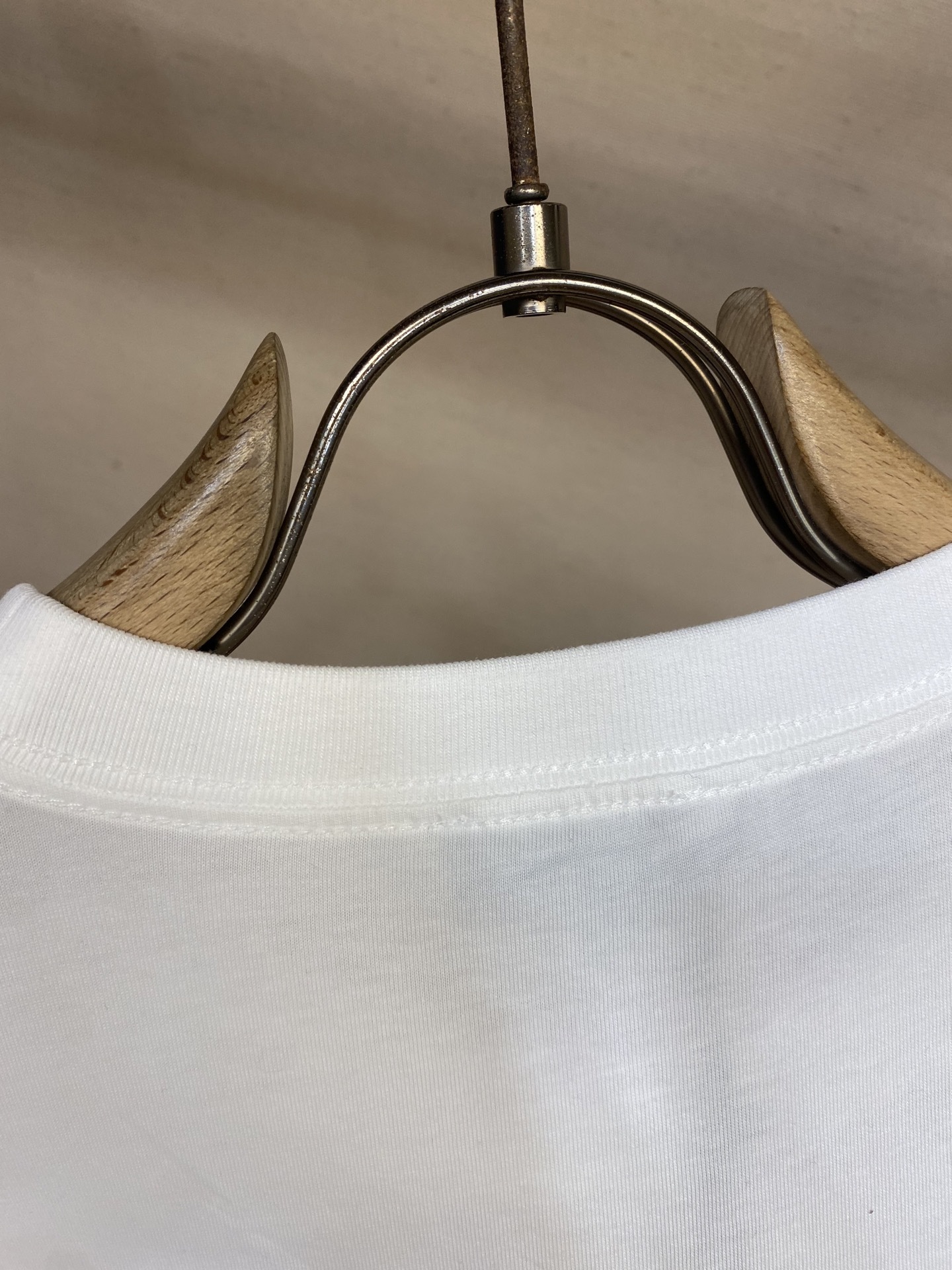 🌟🌟Dior,百叶窗印花圆领短袖
⚠️原,500购买;棉质平纹针织面料、Héritage 印花图案、标