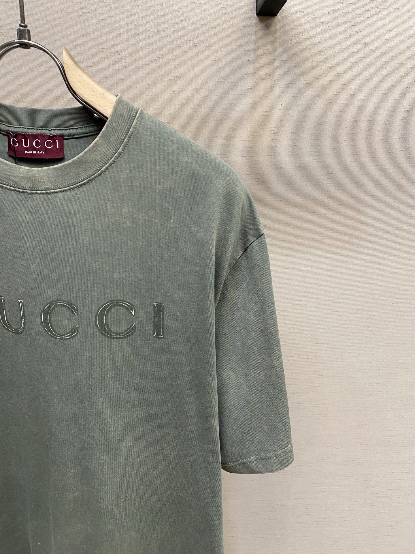 🌟🌟Gucci,GU 旧草绿印花圆领短袖
⚠️原,100购买;森林绿重磅成衣染针织棉、Gu标识印花、圆