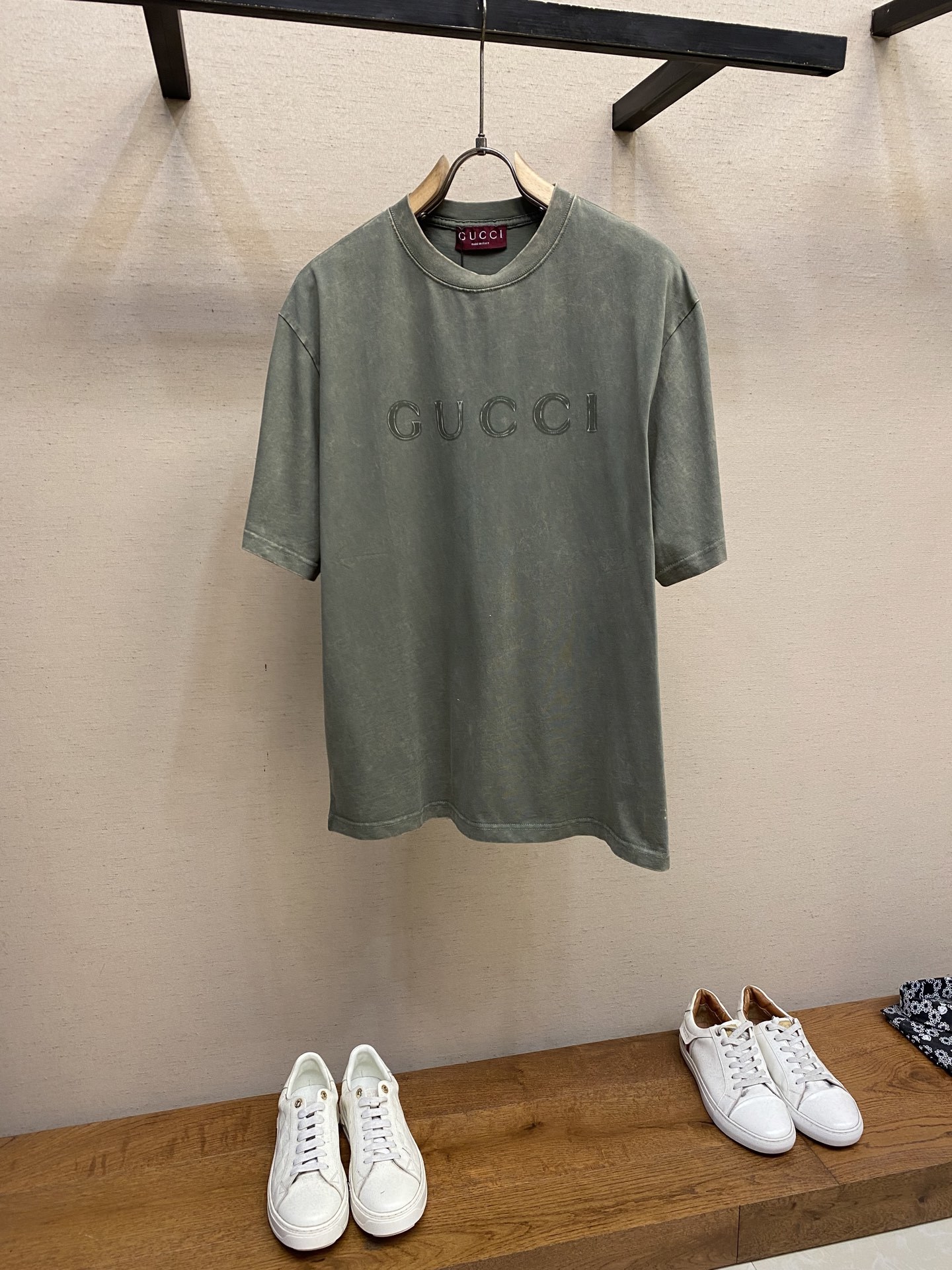 🌟🌟Gucci,GU 旧草绿印花圆领短袖
⚠️原,100购买;森林绿重磅成衣染针织棉、Gu标识印花、圆