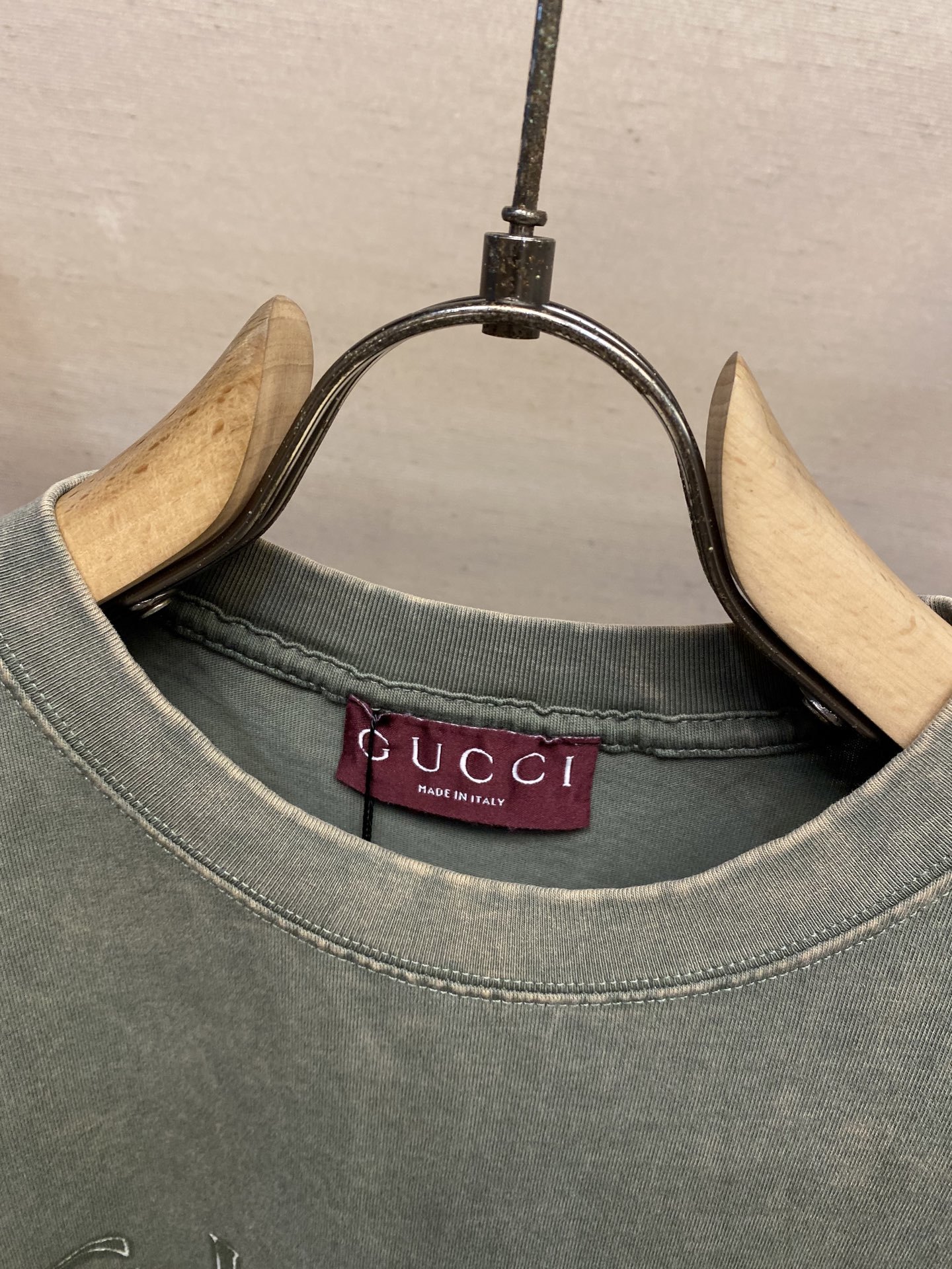 🌟🌟Gucci,GU 旧草绿印花圆领短袖
⚠️原,100购买;森林绿重磅成衣染针织棉、Gu标识印花、圆