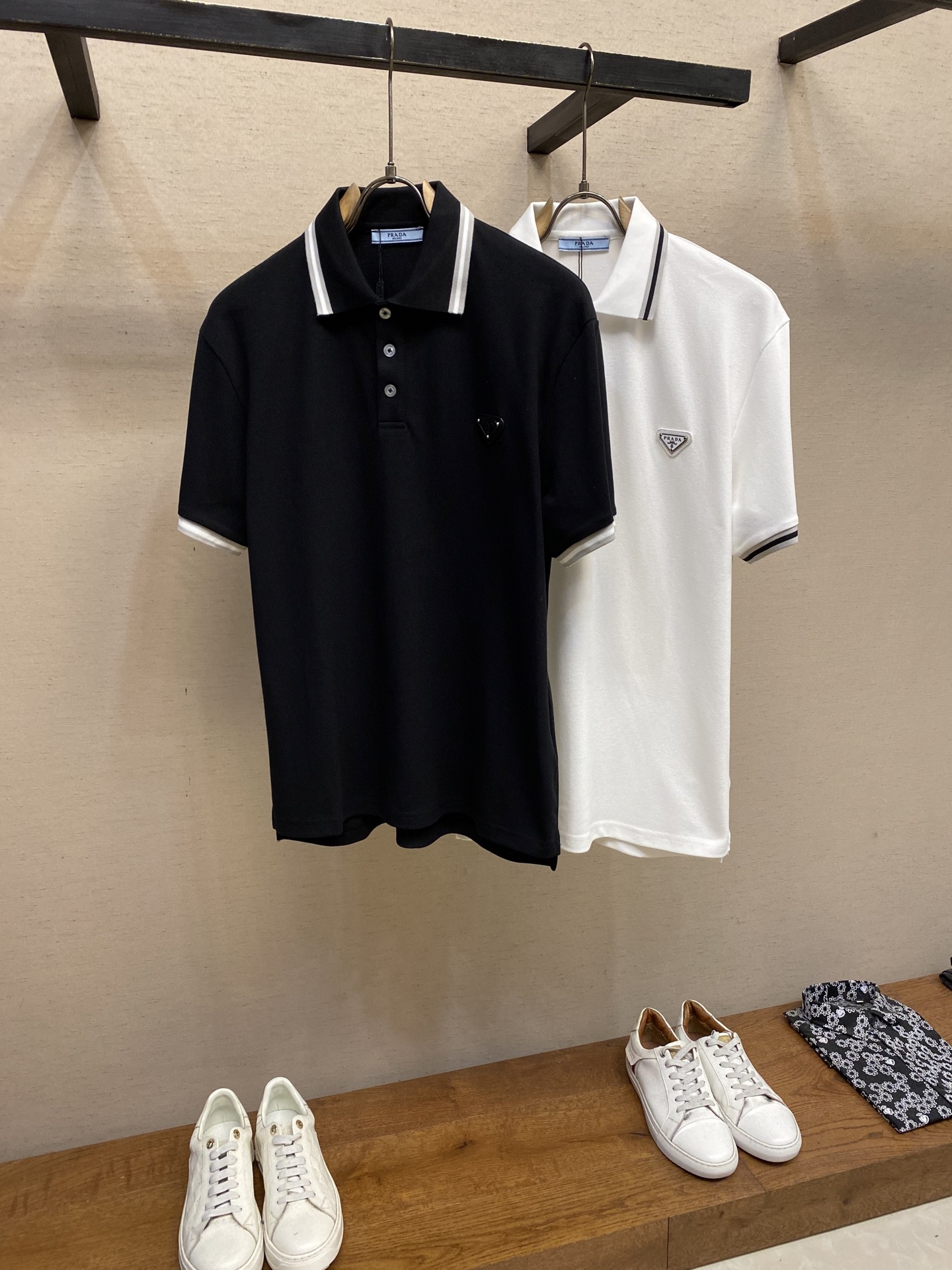 🌟🌟Prada，经典休闲商务Polo衫，胸前经典三角标，客供定制纽扣，os版型和精致的裁剪，经典款Pol