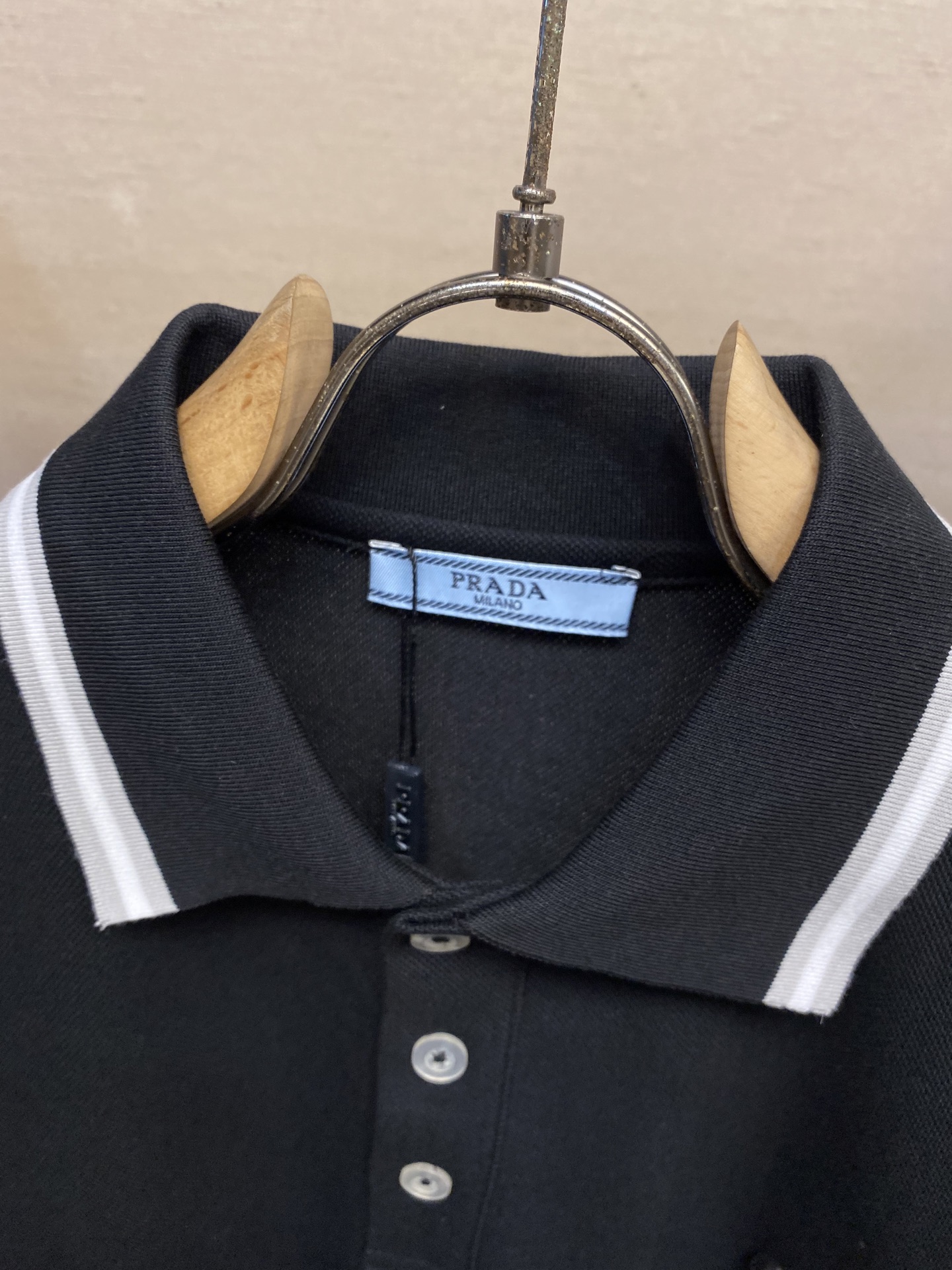 🌟🌟Prada，经典休闲商务Polo衫，胸前经典三角标，客供定制纽扣，os版型和精致的裁剪，经典款Pol