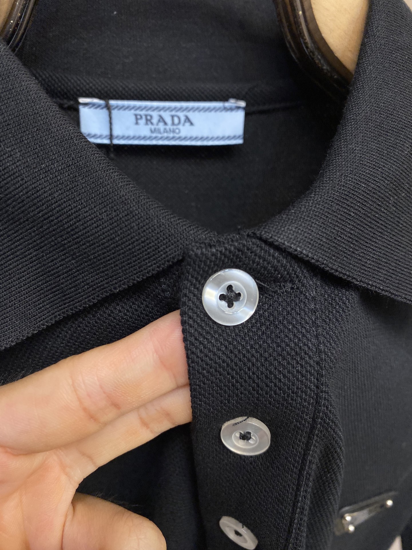 🌟🌟Prada，经典休闲商务Polo衫，胸前经典三角标，客供定制纽扣，os版型和精致的裁剪，经典款Pol