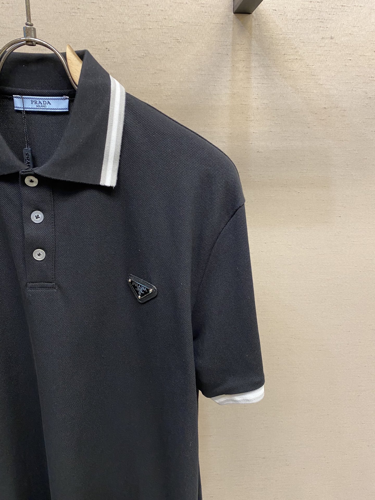 🌟🌟Prada，经典休闲商务Polo衫，胸前经典三角标，客供定制纽扣，os版型和精致的裁剪，经典款Pol