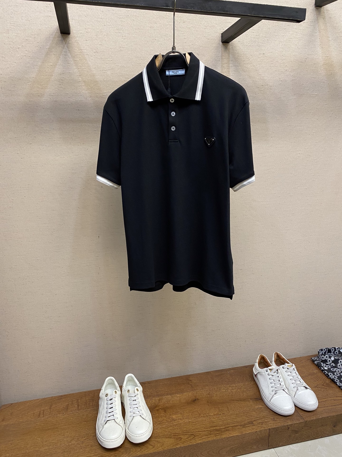 🌟🌟Prada，经典休闲商务Polo衫，胸前经典三角标，客供定制纽扣，os版型和精致的裁剪，经典款Pol