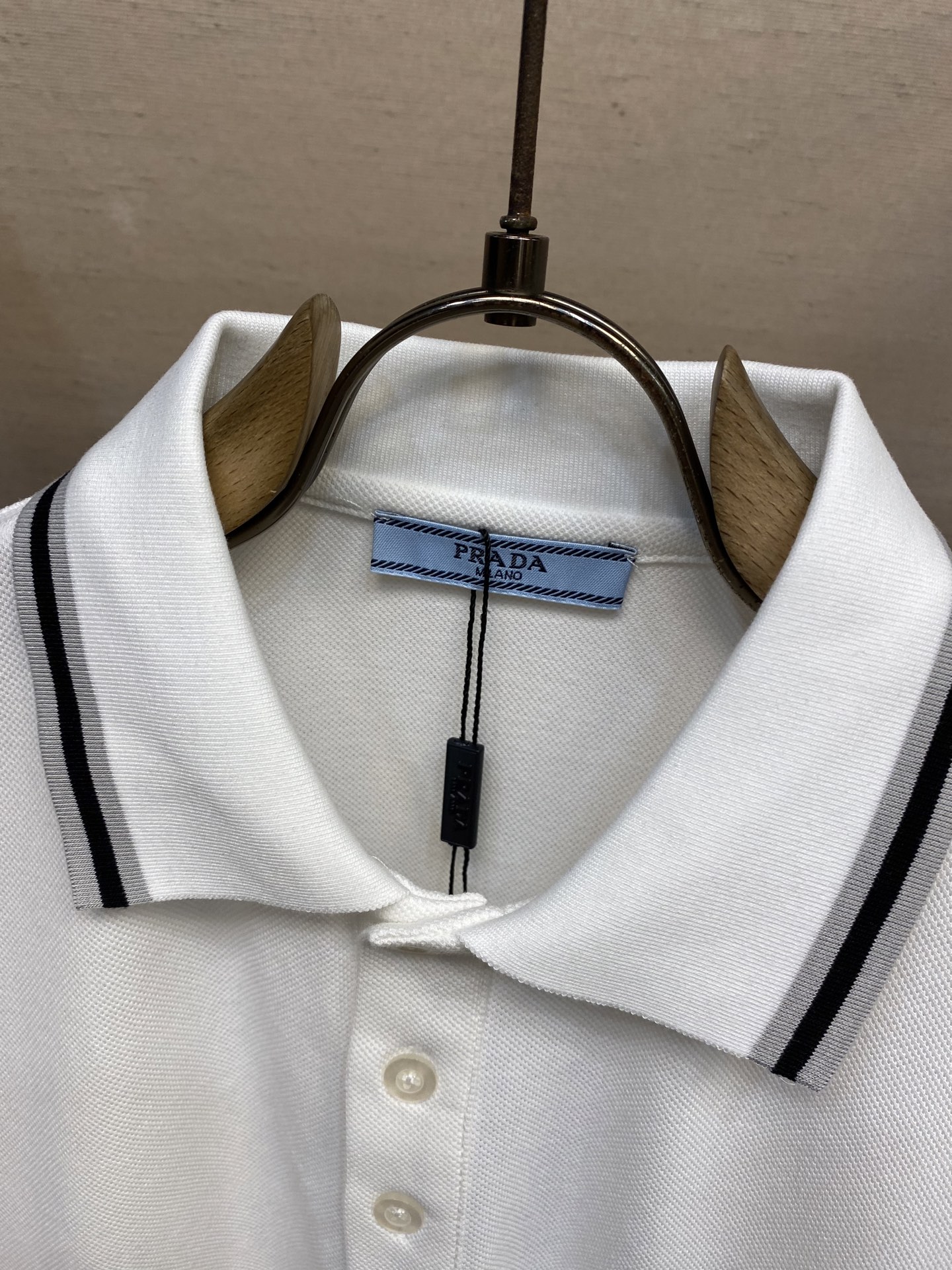 🌟🌟Prada，经典休闲商务Polo衫，胸前经典三角标，客供定制纽扣，os版型和精致的裁剪，经典款Pol