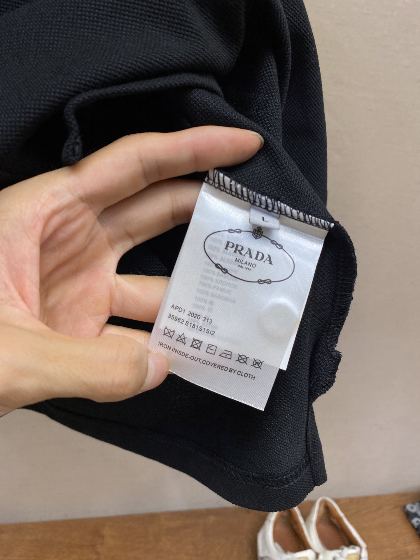 🌟🌟Prada，经典休闲商务Polo衫，胸前经典三角标，客供定制纽扣，os版型和精致的裁剪，经典款Pol