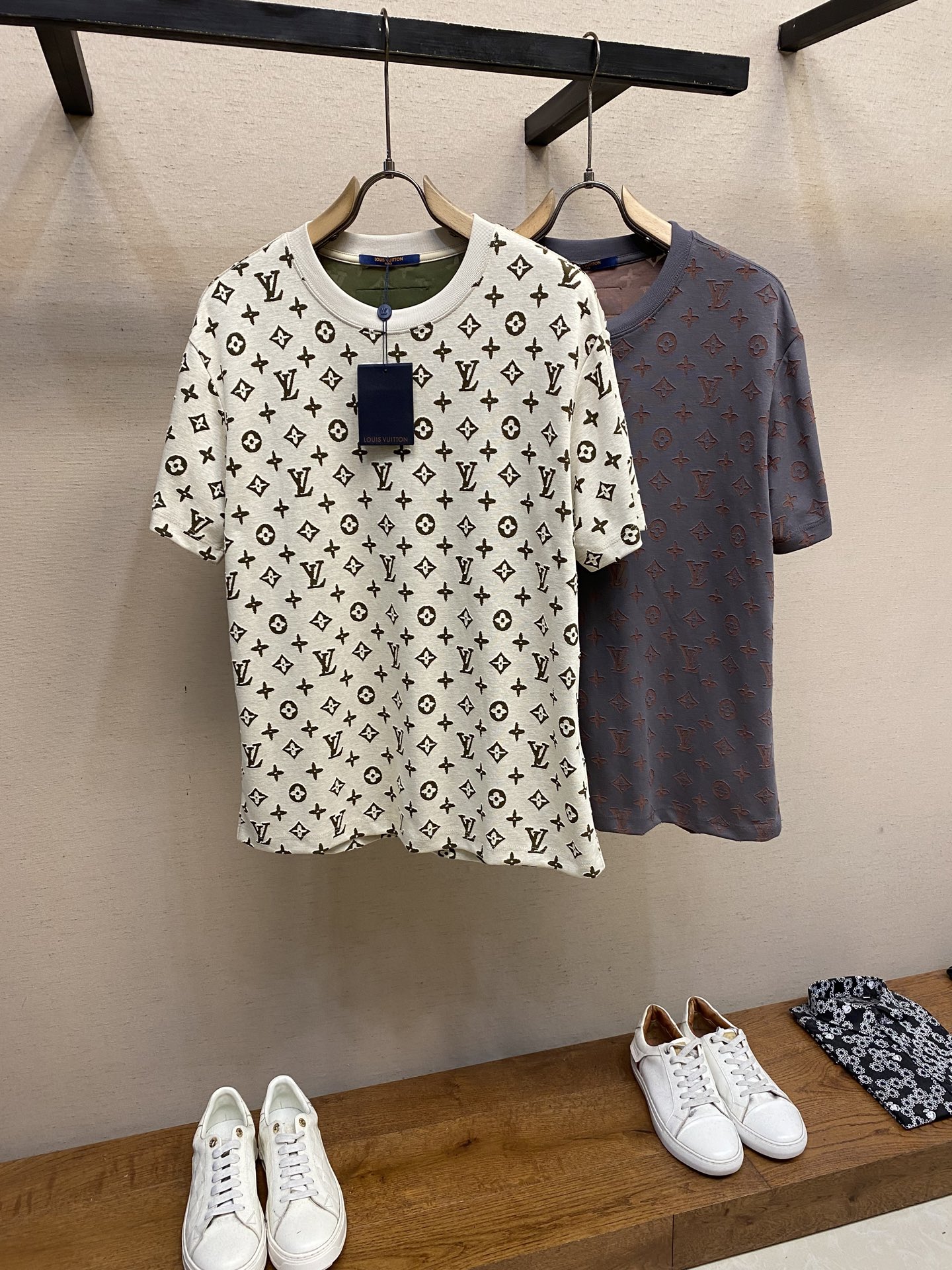 🌟🌟 1V 原版面料 短袖T恤
定制面料  同缸染面料  手感非常舒服  
春夏最新砖柜同步  时尚又个