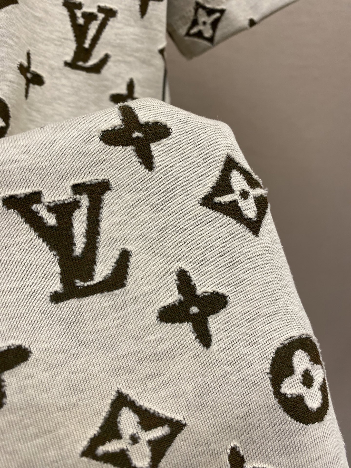 🌟🌟 1V 原版面料 短袖T恤
定制面料  同缸染面料  手感非常舒服  
春夏最新砖柜同步  时尚又个