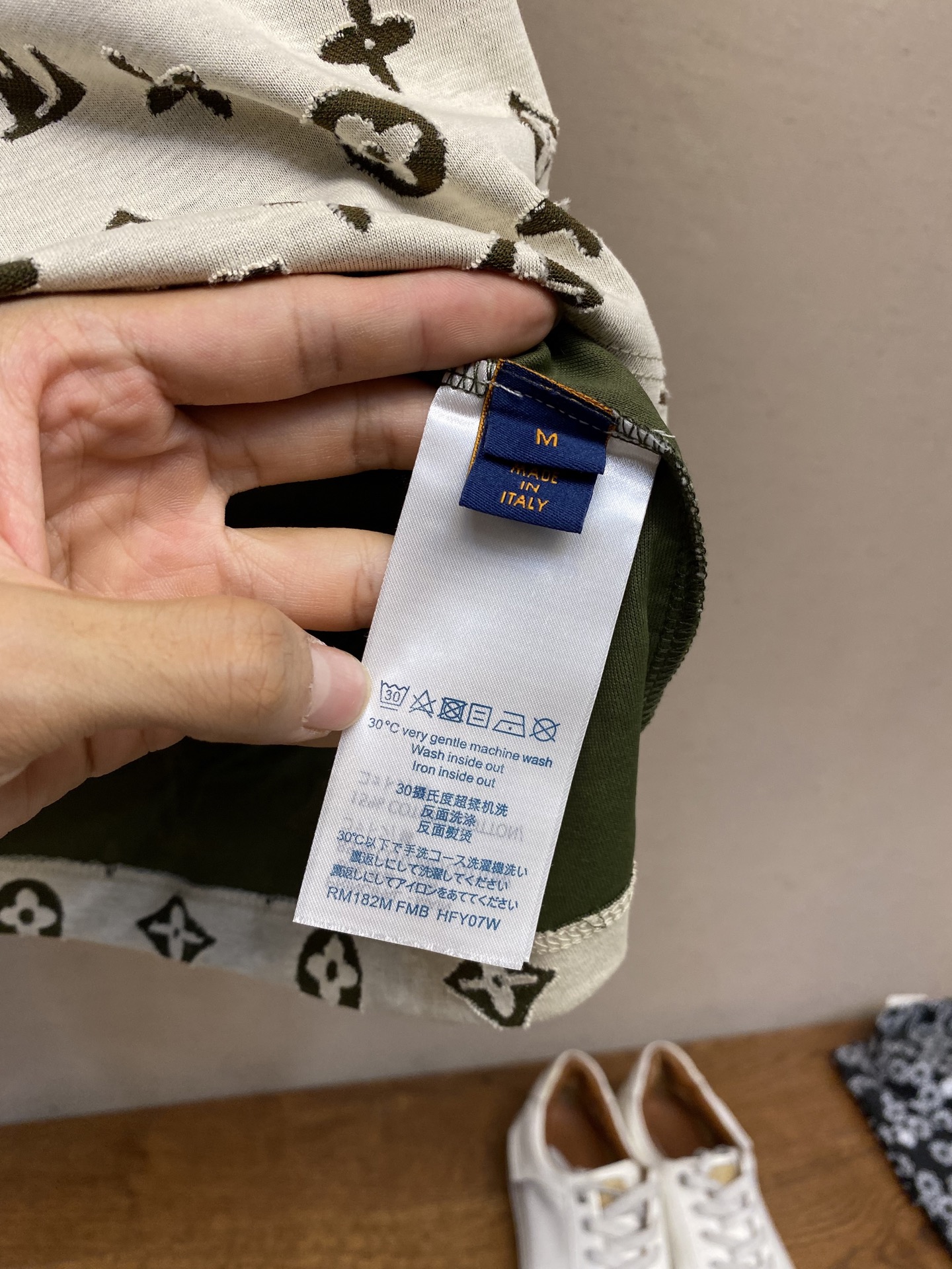 🌟🌟 1V 原版面料 短袖T恤
定制面料  同缸染面料  手感非常舒服  
春夏最新砖柜同步  时尚又个