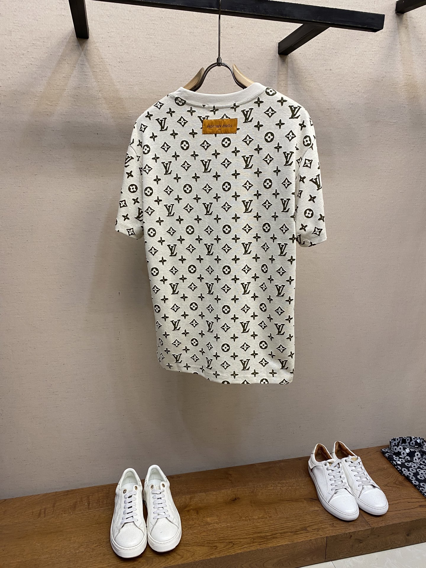 🌟🌟 1V 原版面料 短袖T恤
定制面料  同缸染面料  手感非常舒服  
春夏最新砖柜同步  时尚又个