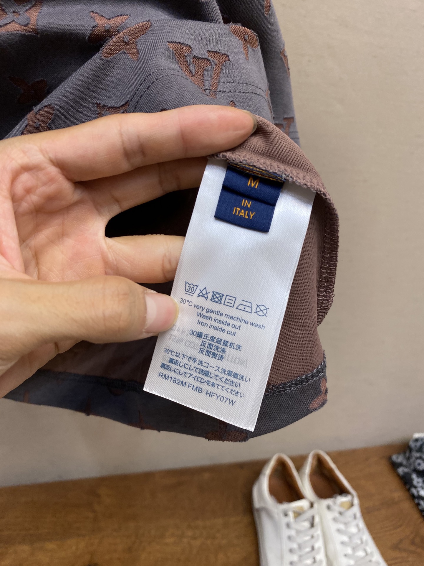 🌟🌟 1V 原版面料 短袖T恤
定制面料  同缸染面料  手感非常舒服  
春夏最新砖柜同步  时尚又个