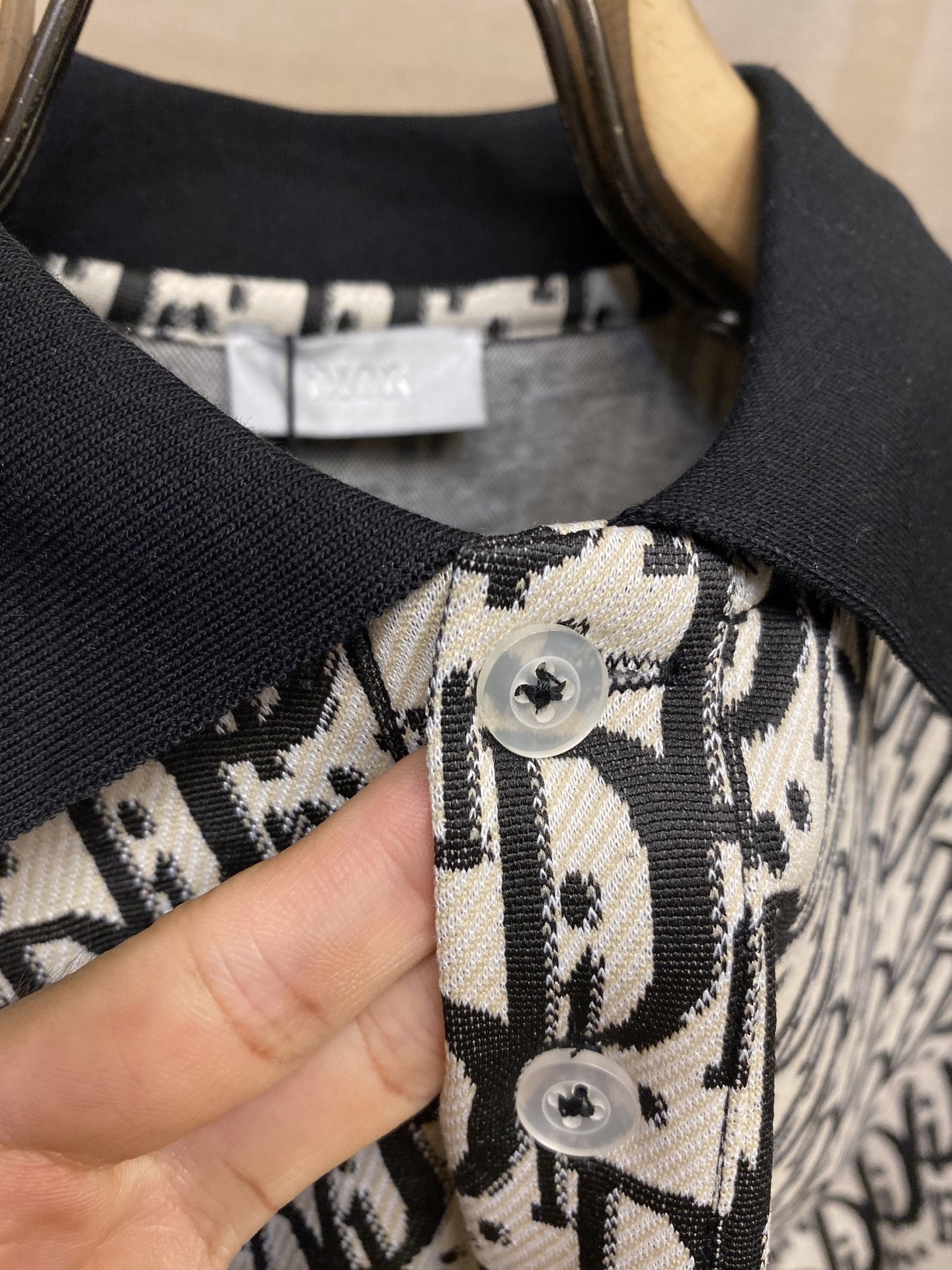 🌟🌟Dior，POLO衫翻领上身百搭半袖高版本纯棉经典短袖
这款纯棉拼色 高克重纯棉场上是没有的，我们家