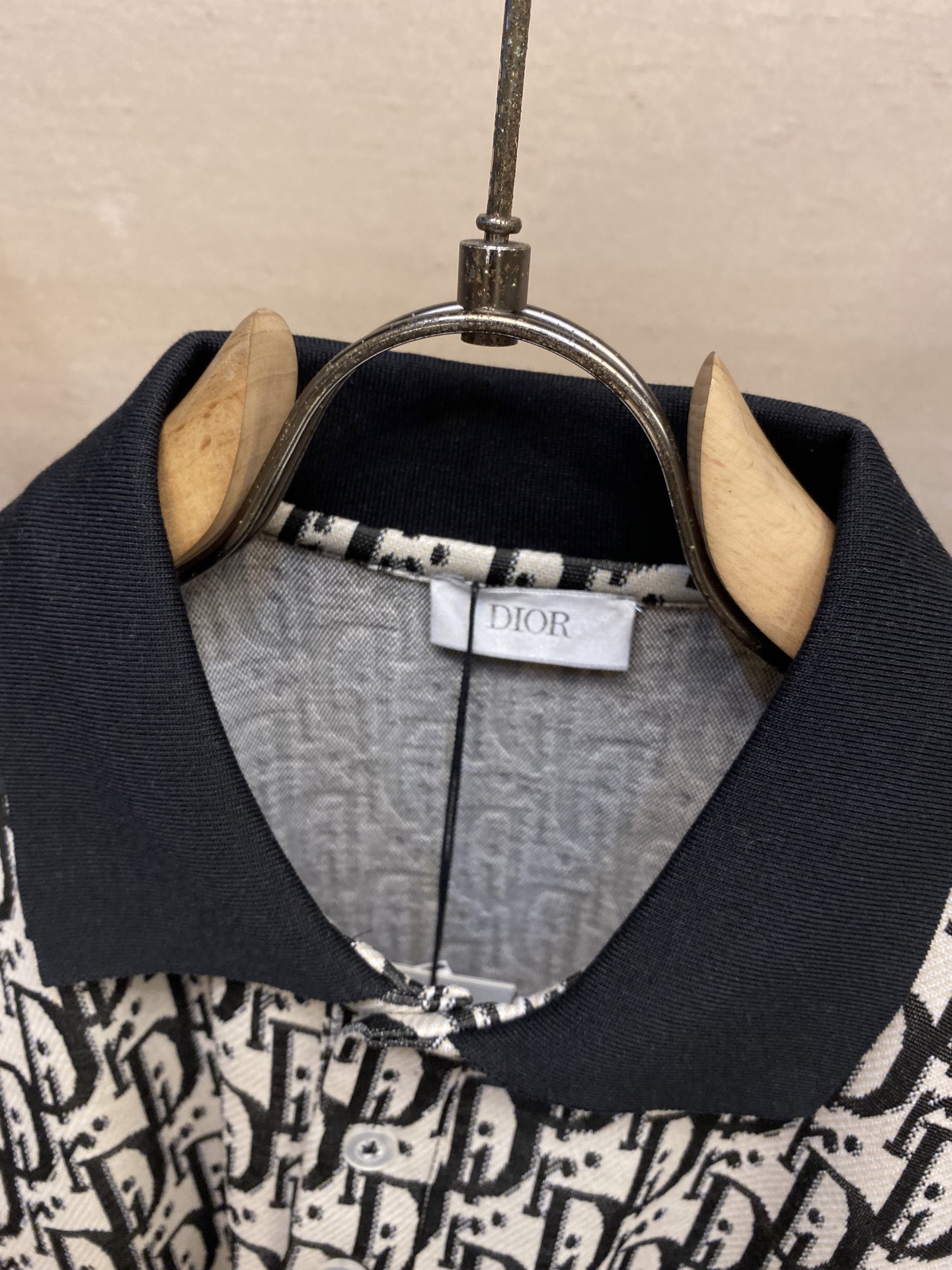 🌟🌟Dior，POLO衫翻领上身百搭半袖高版本纯棉经典短袖
这款纯棉拼色 高克重纯棉场上是没有的，我们家