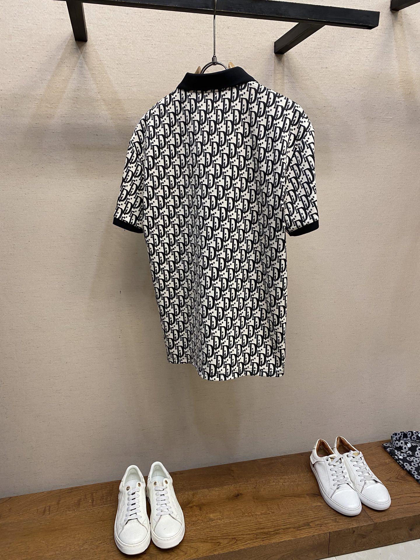 🌟🌟Dior，POLO衫翻领上身百搭半袖高版本纯棉经典短袖
这款纯棉拼色 高克重纯棉场上是没有的，我们家