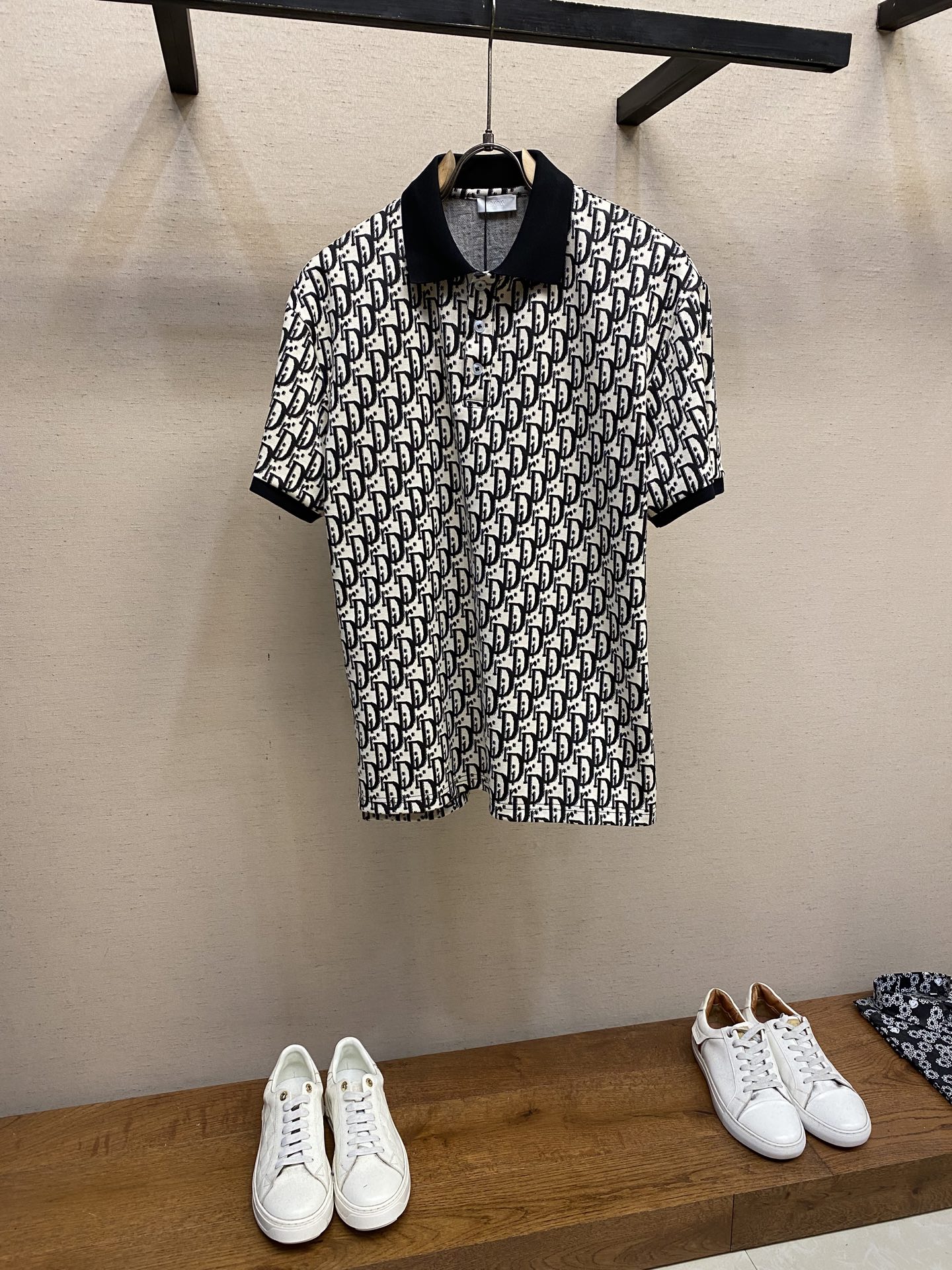 🌟🌟Dior，POLO衫翻领上身百搭半袖高版本纯棉经典短袖
这款纯棉拼色 高克重纯棉场上是没有的，我们家