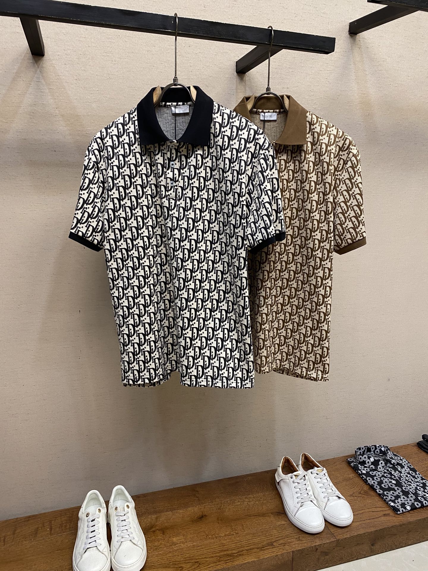 🌟🌟Dior，POLO衫翻领上身百搭半袖高版本纯棉经典短袖
这款纯棉拼色 高克重纯棉场上是没有的，我们家