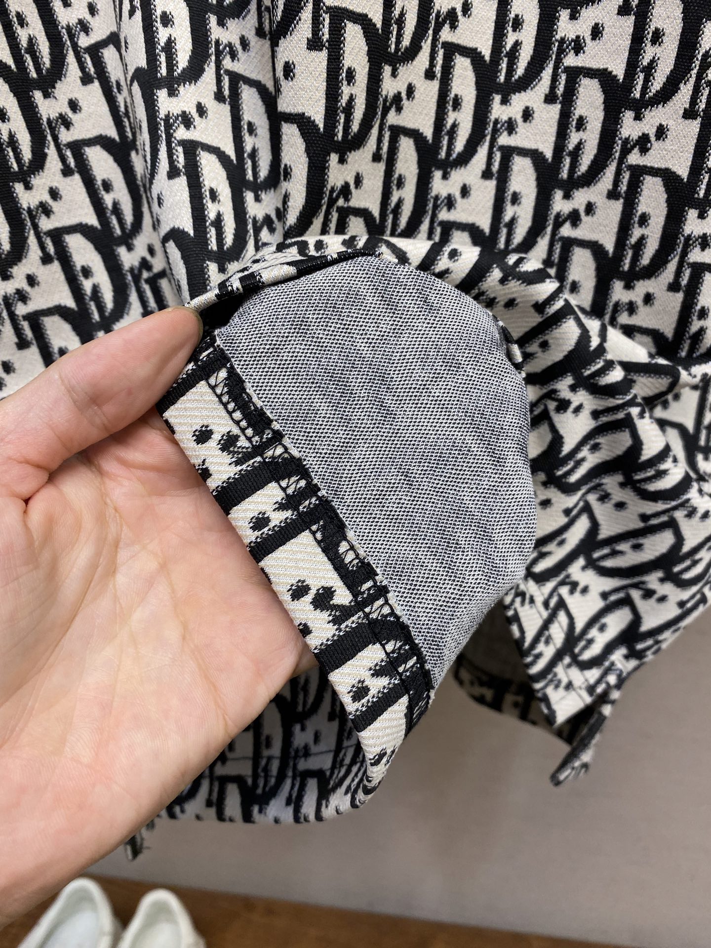 🌟🌟Dior，POLO衫翻领上身百搭半袖高版本纯棉经典短袖
这款纯棉拼色 高克重纯棉场上是没有的，我们家