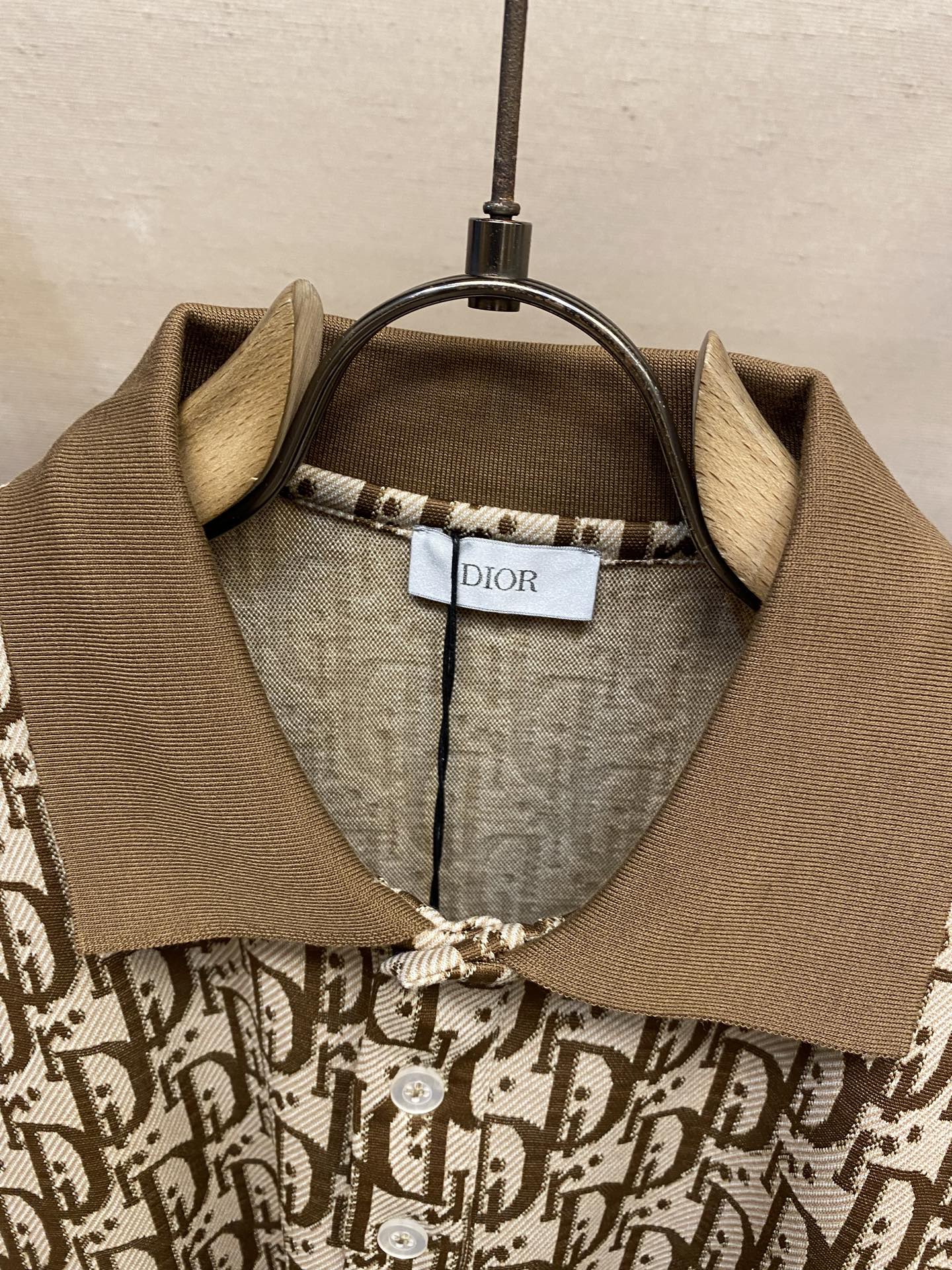 🌟🌟Dior，POLO衫翻领上身百搭半袖高版本纯棉经典短袖
这款纯棉拼色 高克重纯棉场上是没有的，我们家