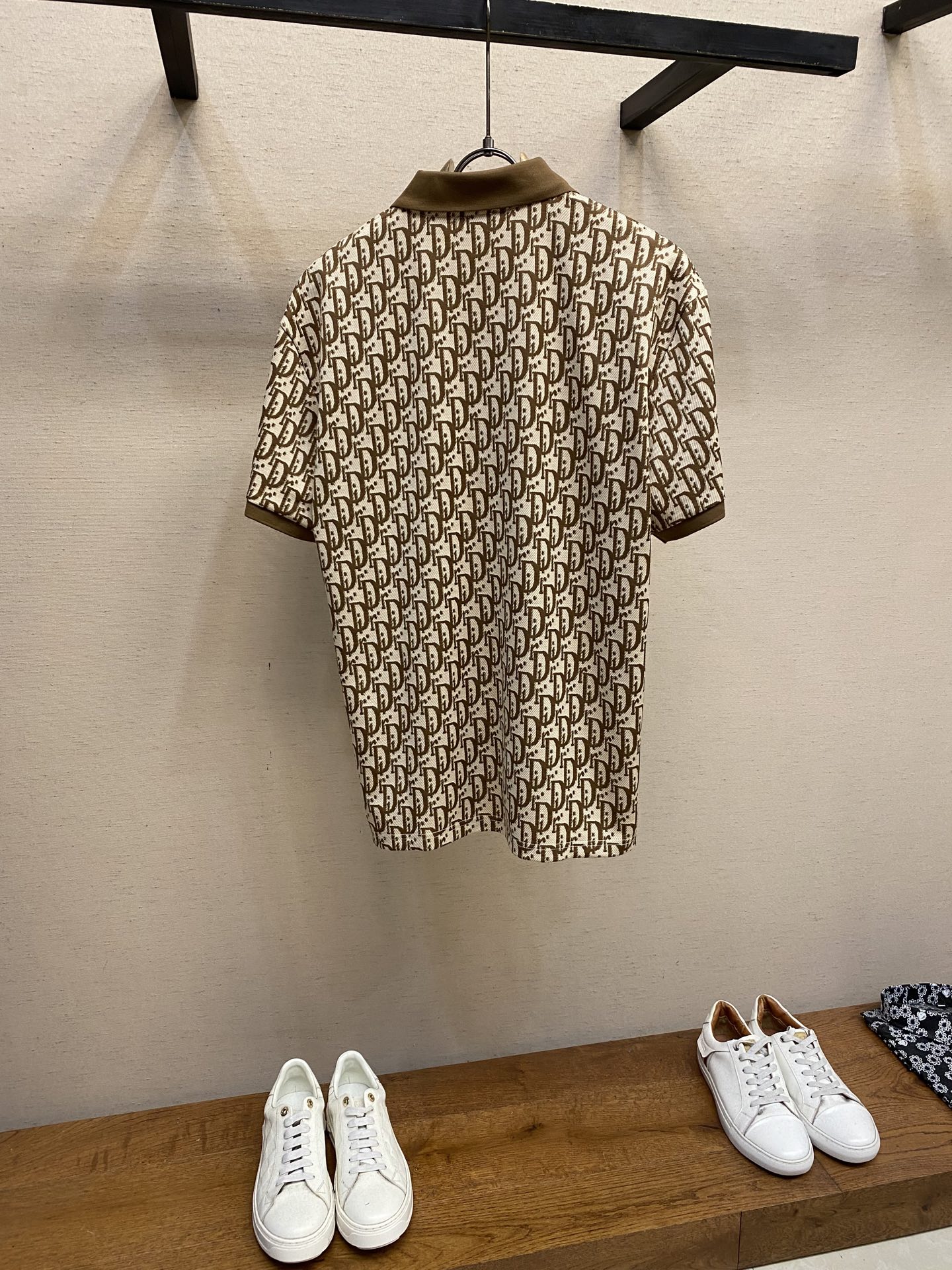 🌟🌟Dior，POLO衫翻领上身百搭半袖高版本纯棉经典短袖
这款纯棉拼色 高克重纯棉场上是没有的，我们家