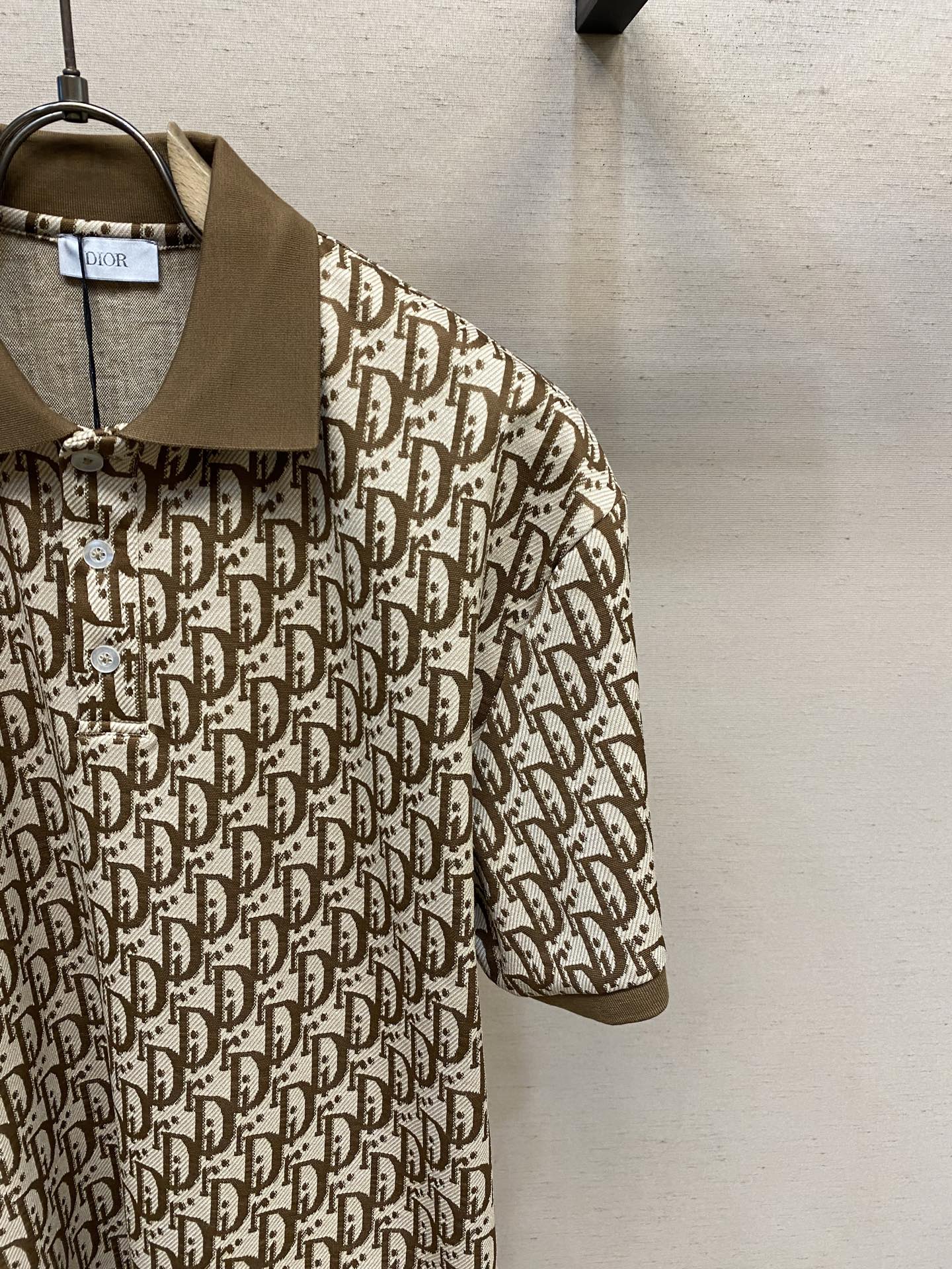 🌟🌟Dior，POLO衫翻领上身百搭半袖高版本纯棉经典短袖
这款纯棉拼色 高克重纯棉场上是没有的，我们家